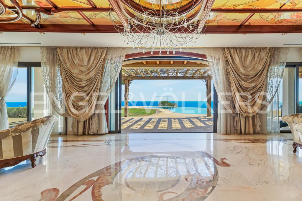 Extraordinary luxury villa with sea views