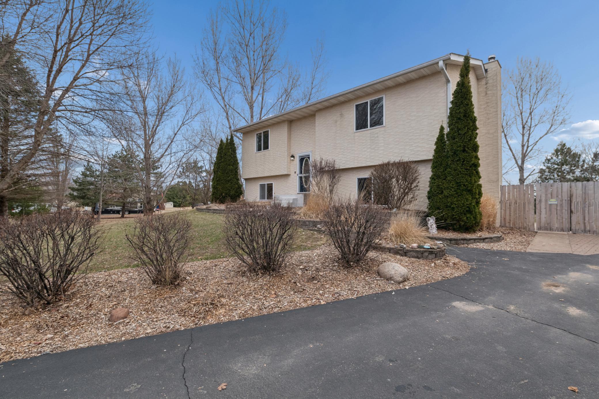Secluded 1-Acre Sanctuary: Detached Workshop & Pine Views