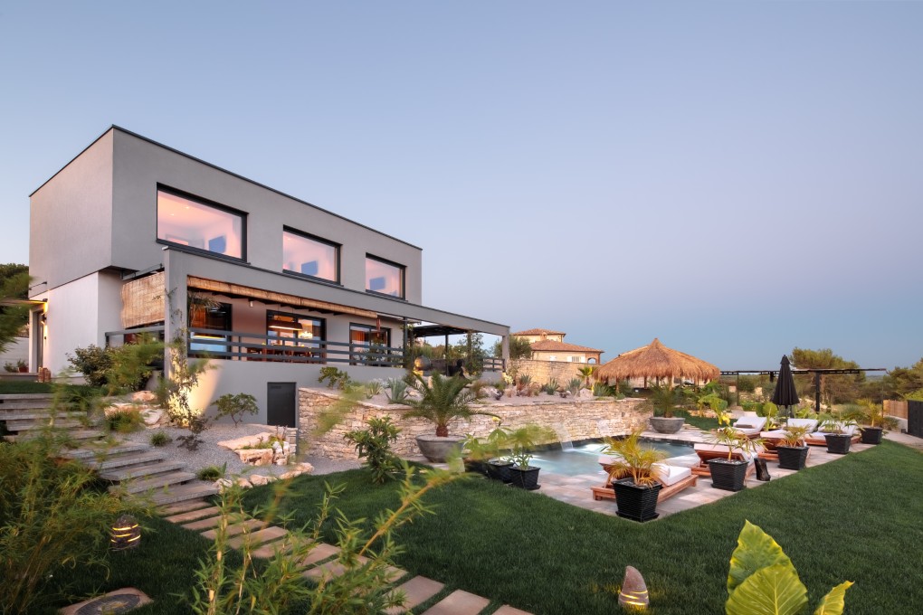 Exklusives Einfamilienhaus mit asiatischer Inspiration und Weitblick zur Adria