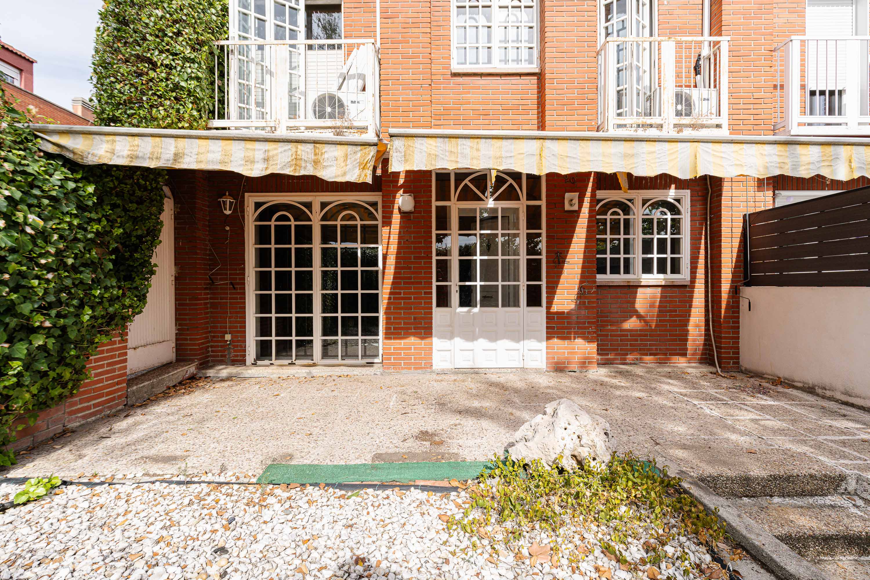 Terraced house on Avenida de Europa, in need of renovation