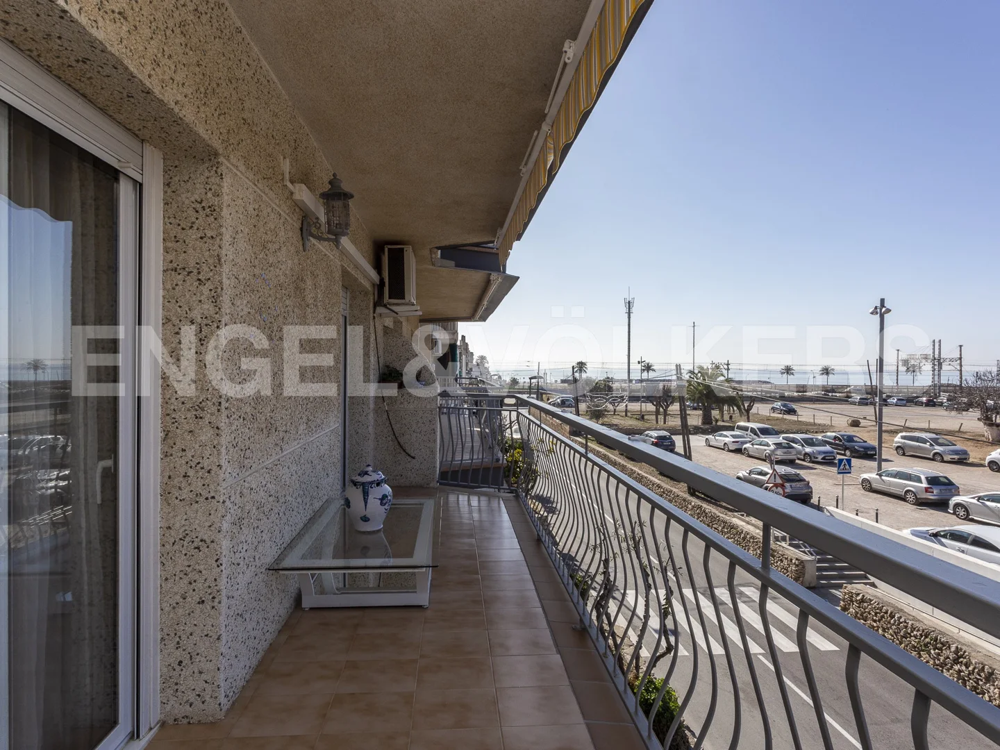 Spacious flat in service area with sea view