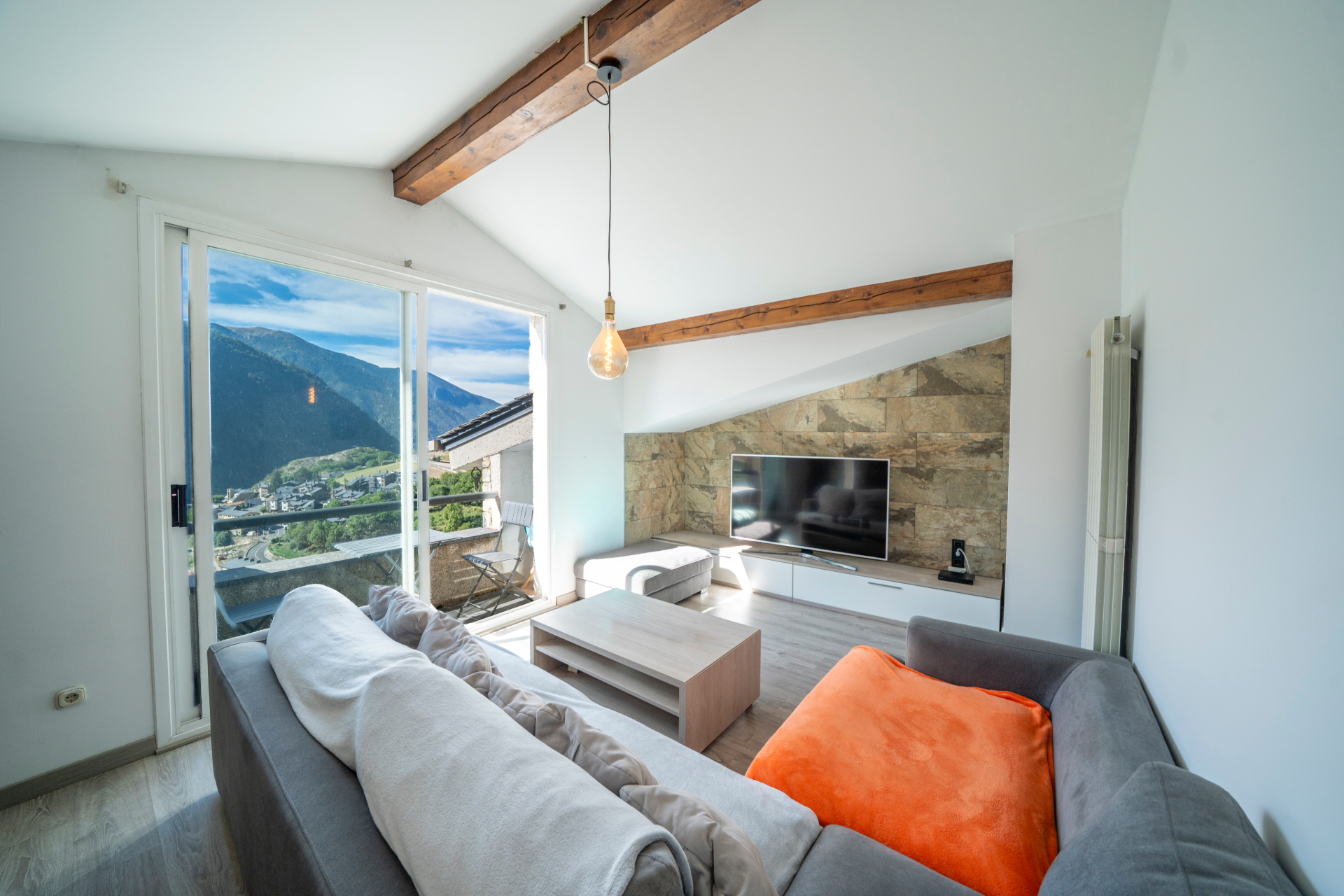 3-bedroom penthouse with panoramic views and all-day sunshine