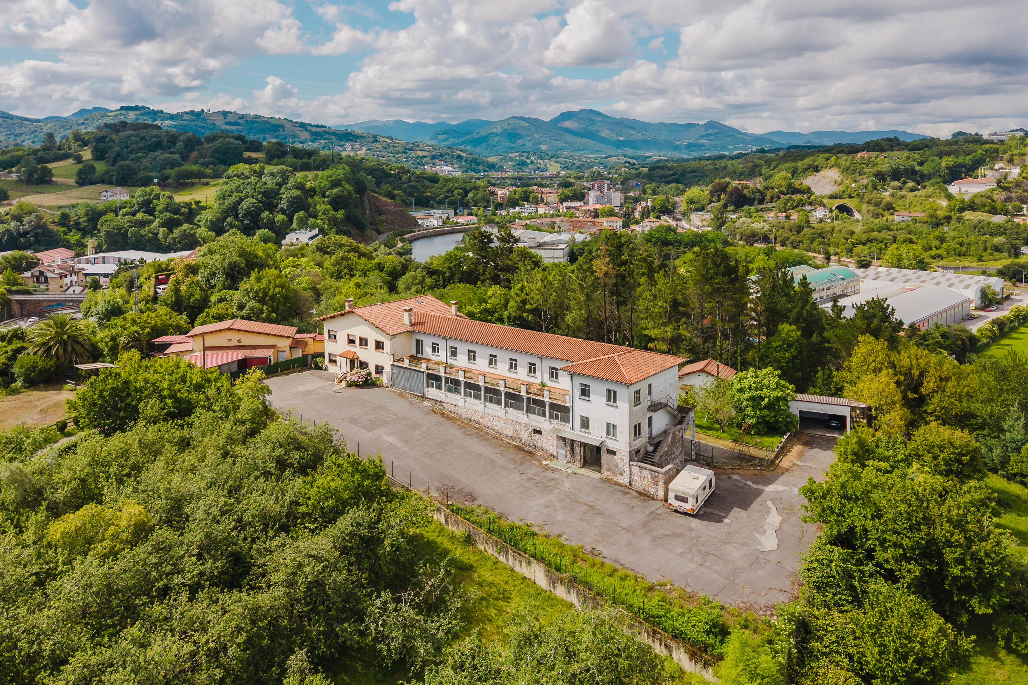 Magnífica finca con casa bifamiliar y gran potencial en San Sebastián