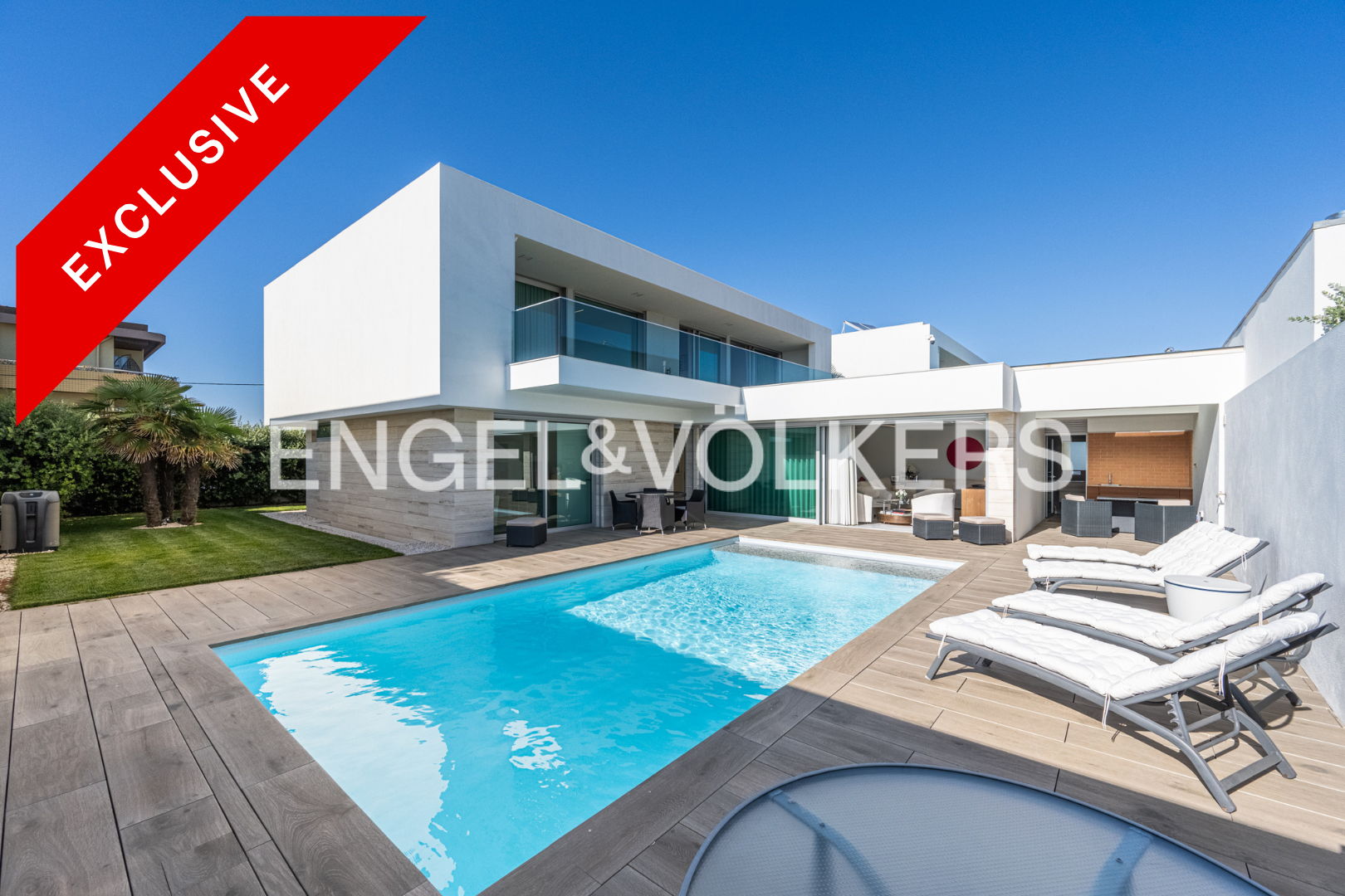 4-bedroom Villa with Pool in Madalena Beach