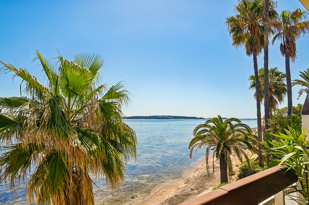 Cannes – Appartement 3 pièces directement sur la plage, vue féérique sur la mer et les îles de Lérins