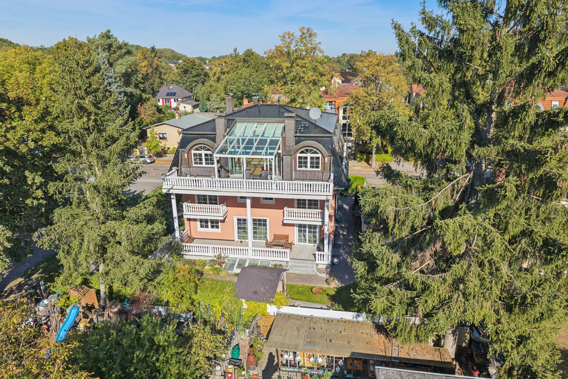 Leben vor den Toren Berlins: Freistehende Villa mit 2 Wohneinheiten