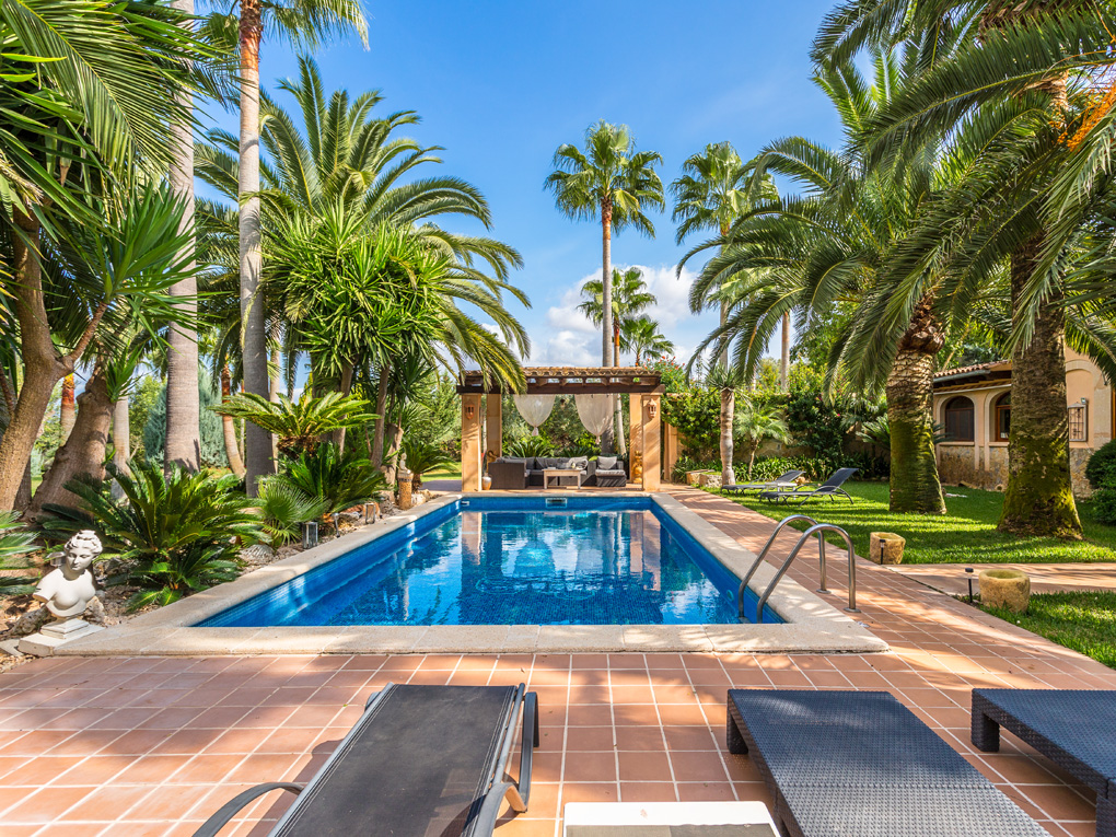 Country house with outstanding garden and pool