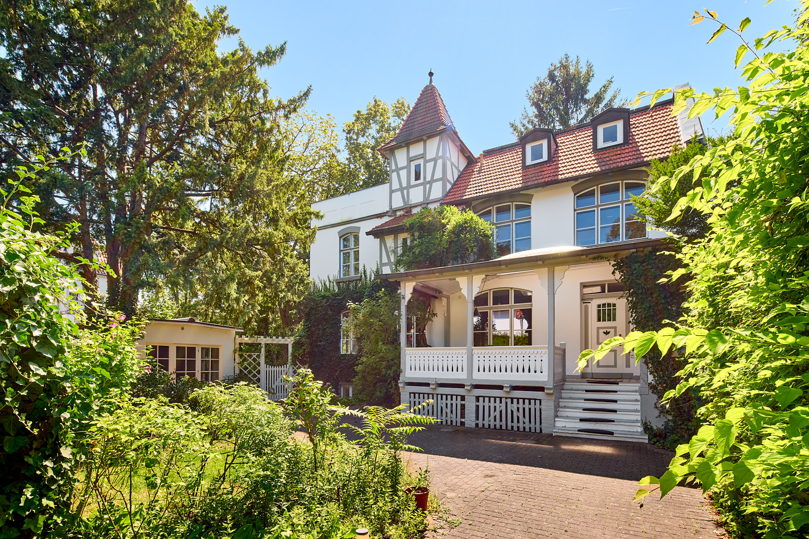 Historische Landhausvilla im Stil der Hamptons in Alt-Westend