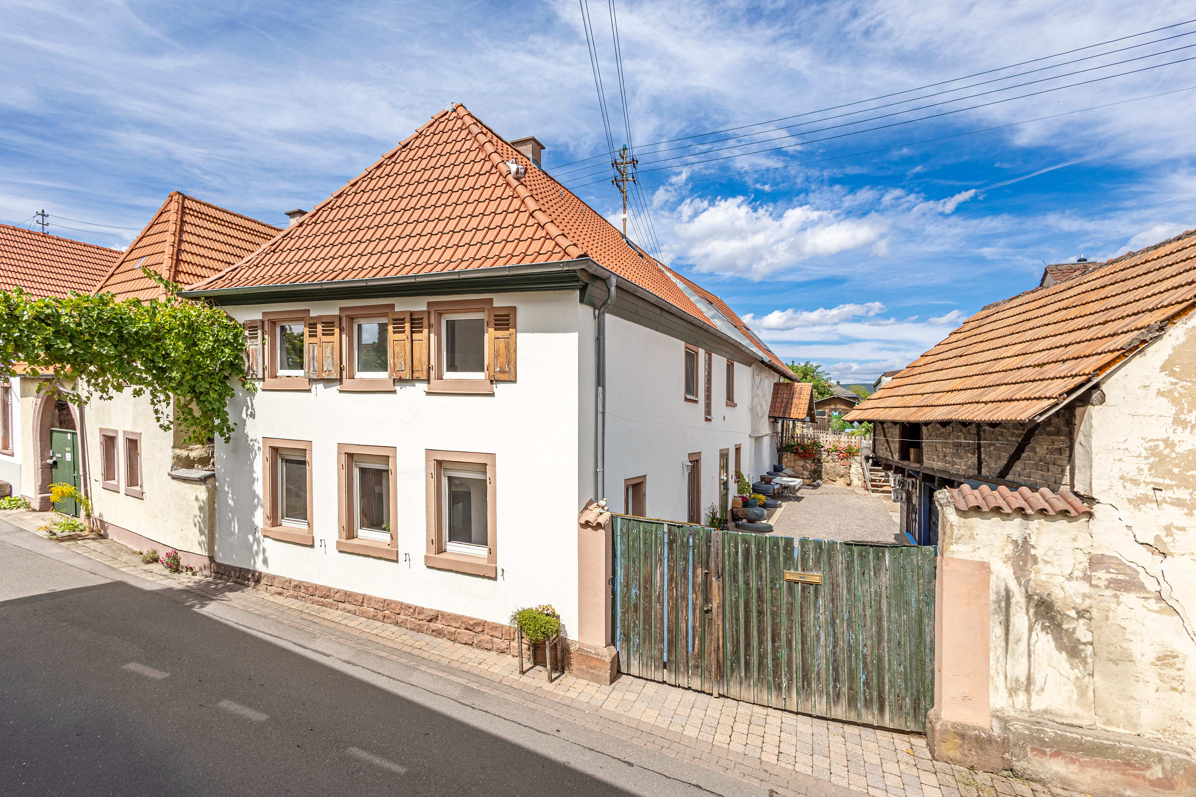 Charmantes Familienhaus mit Einliegerbereich, Hof und Garten