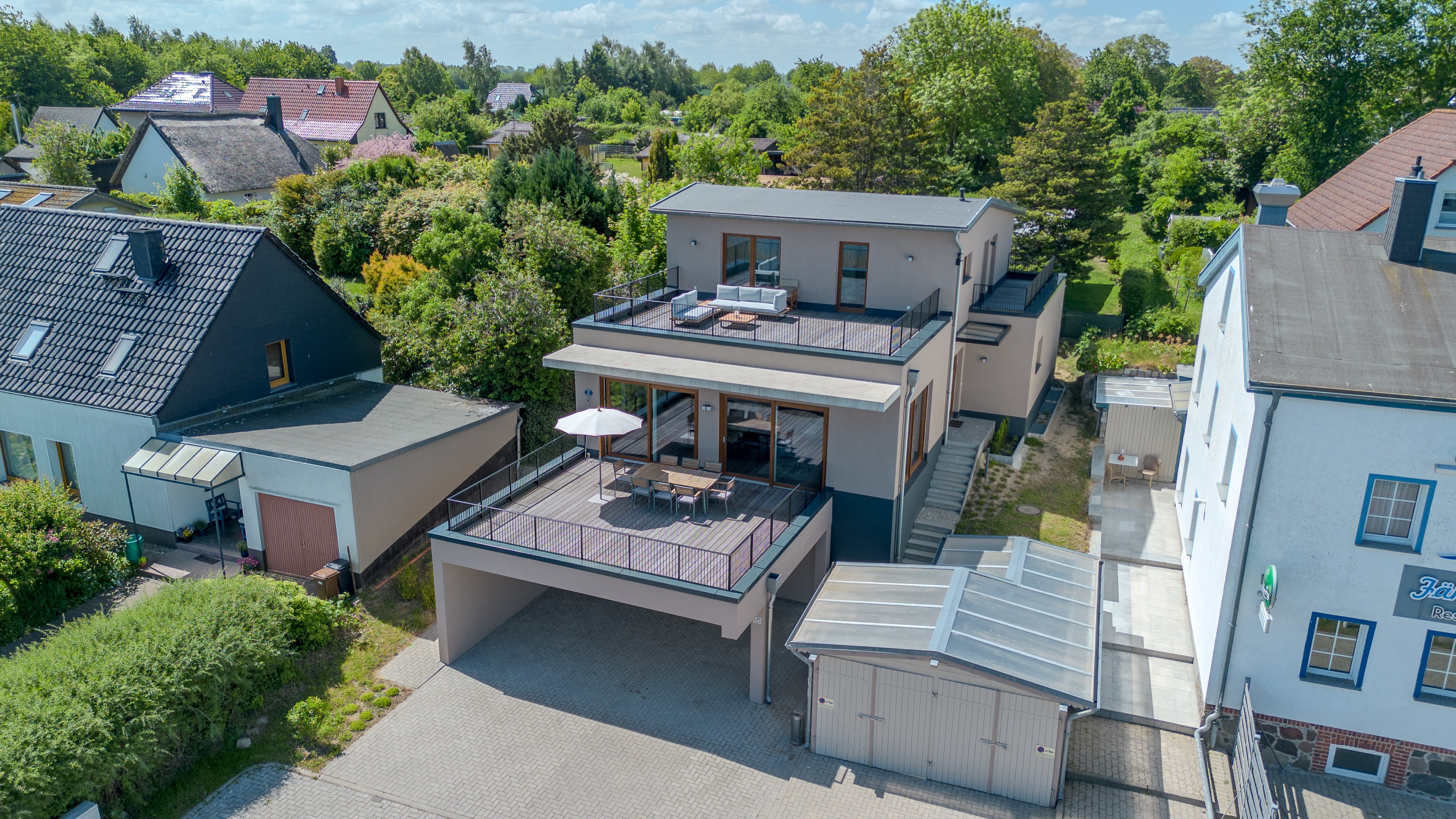 Ein Neubau der Extraklasse – und das direkt am Wasser