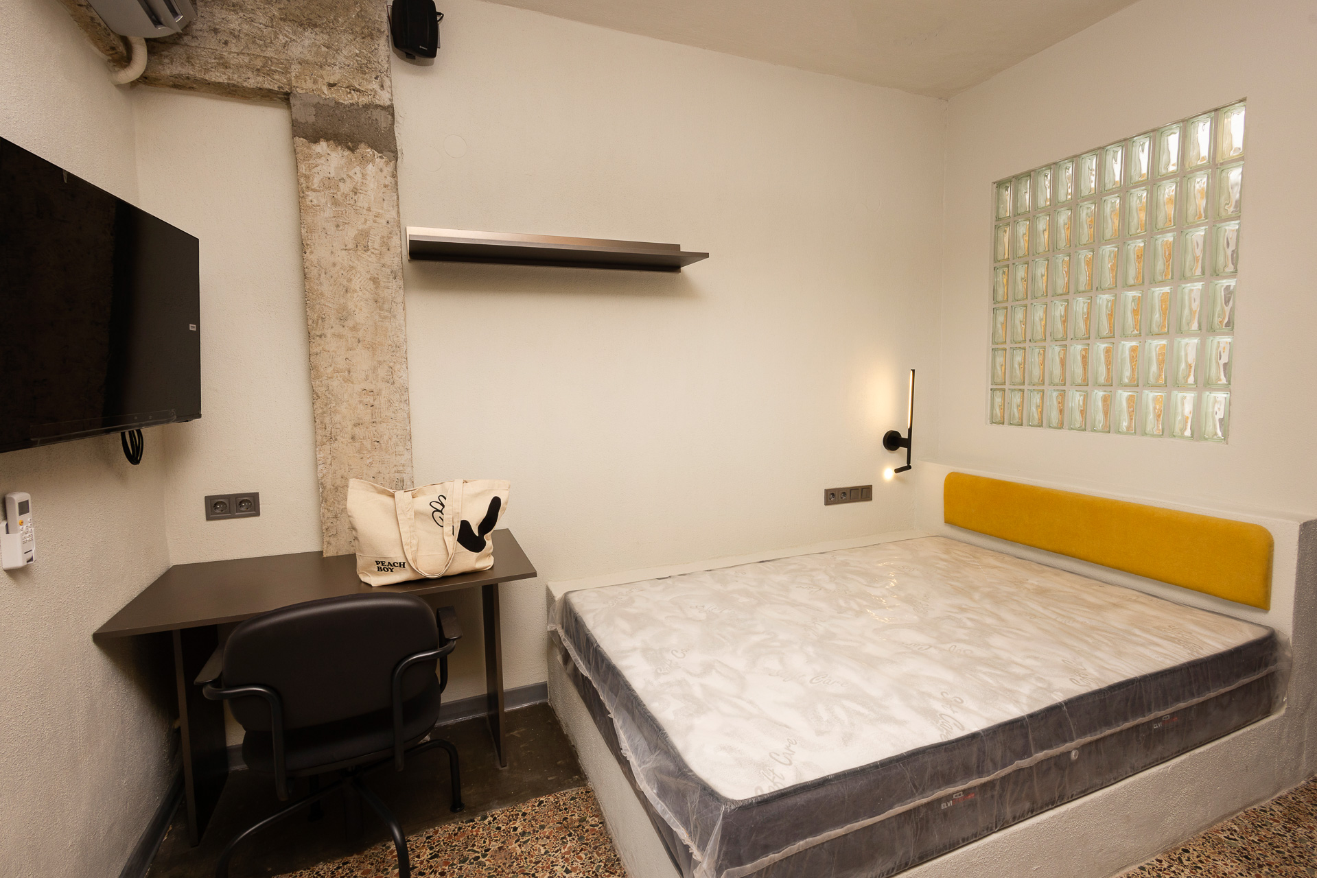 Studio with private balcony in student community next to the metro