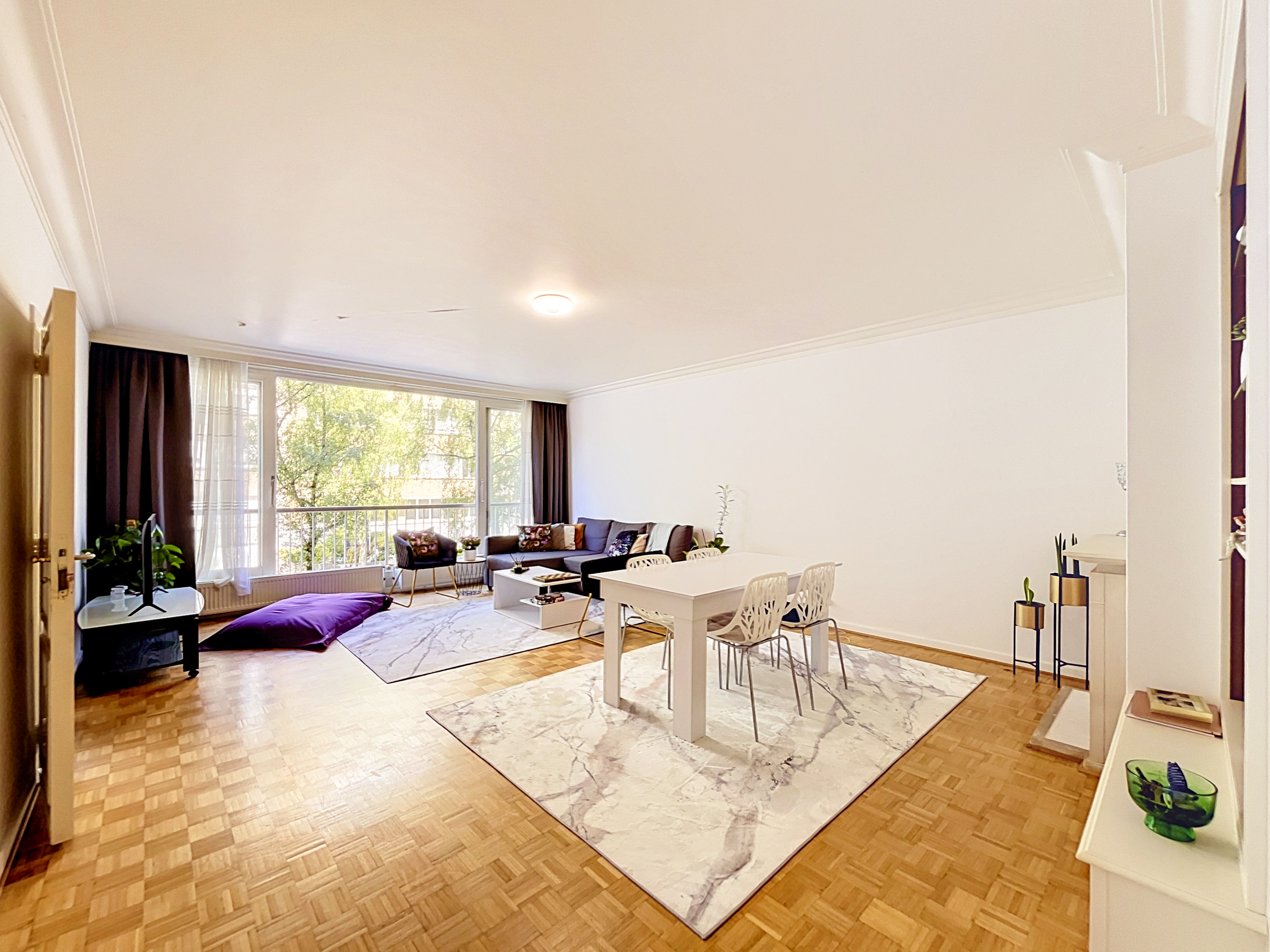 Elegant 2-Bedroom Apartment with Parking – Sought-After Area