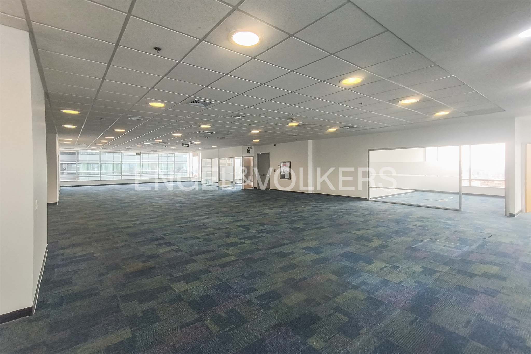 Arriendo Estupenda Oficina en Complejo Empresarial Santa Bárbara