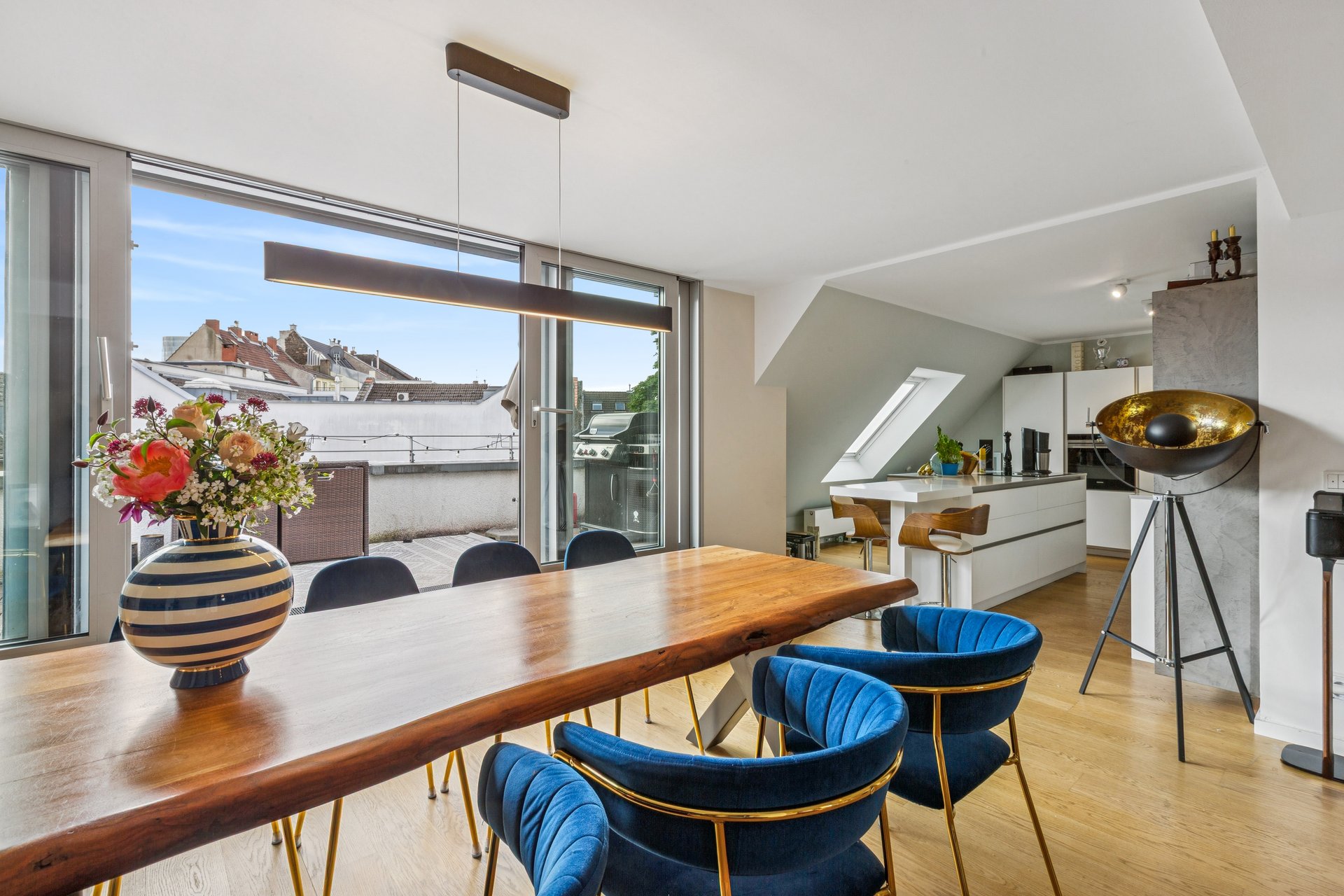 Penthouse flair above the rooftops of downtown Düsseldorf