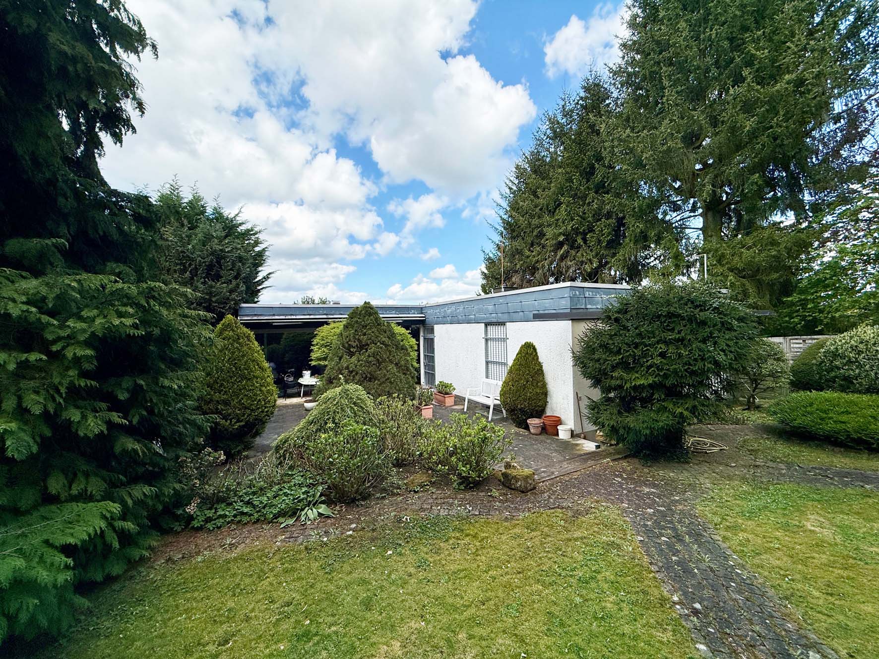 Architekten-Bungalow in Bad Vilbeler Toplage "Auf dem Niederberg", direkt am Wald!