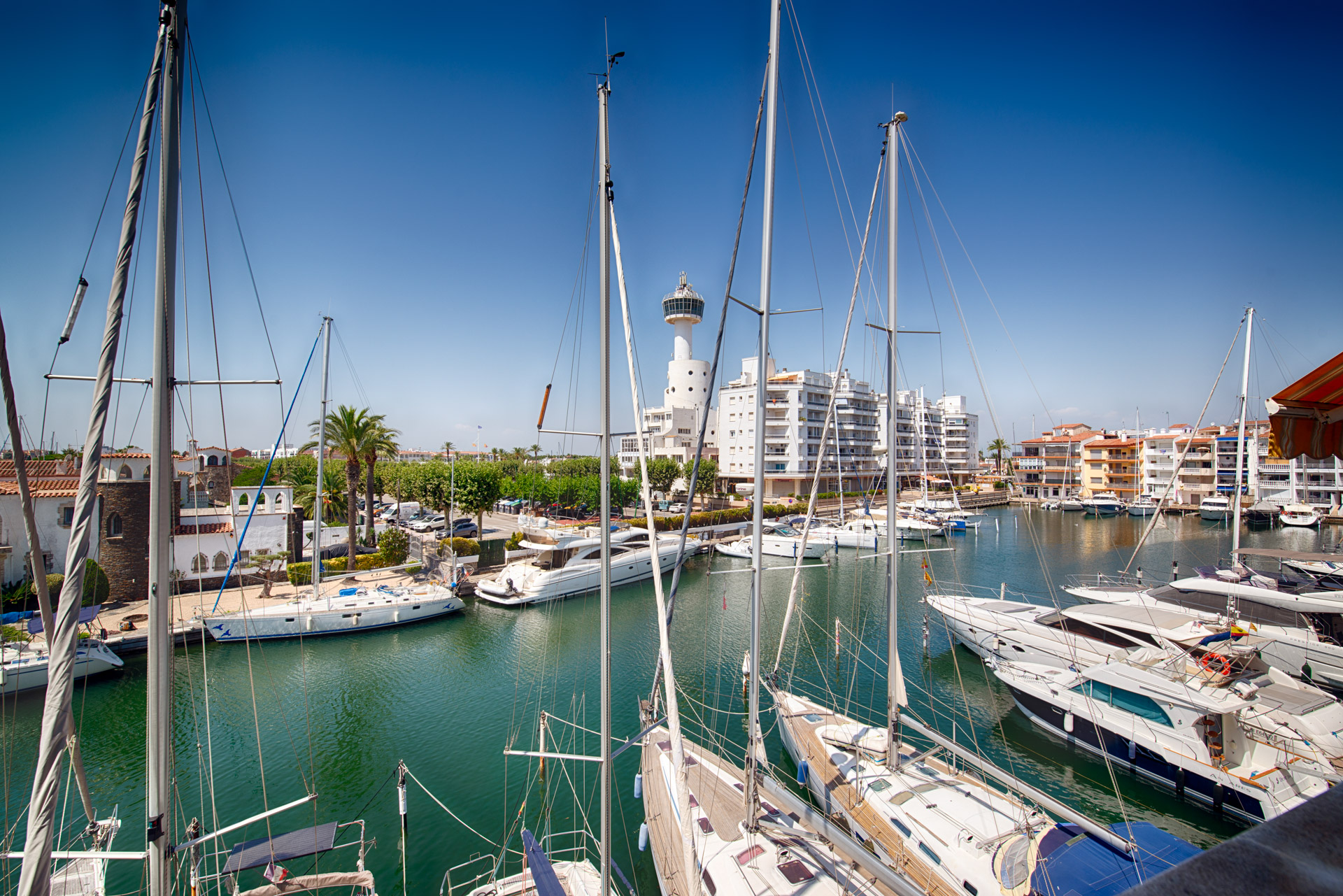 Luminoso dúplex cerca del puerto deportivo