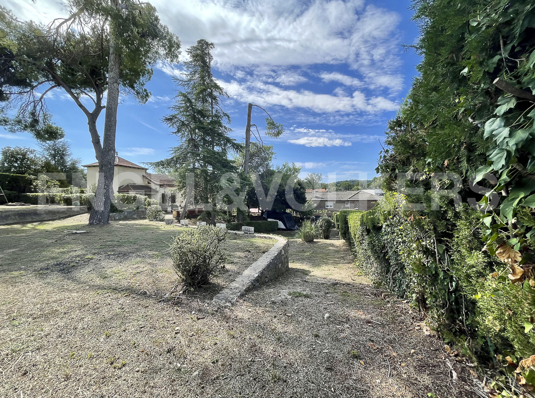 Great land with a house in Valldoreix