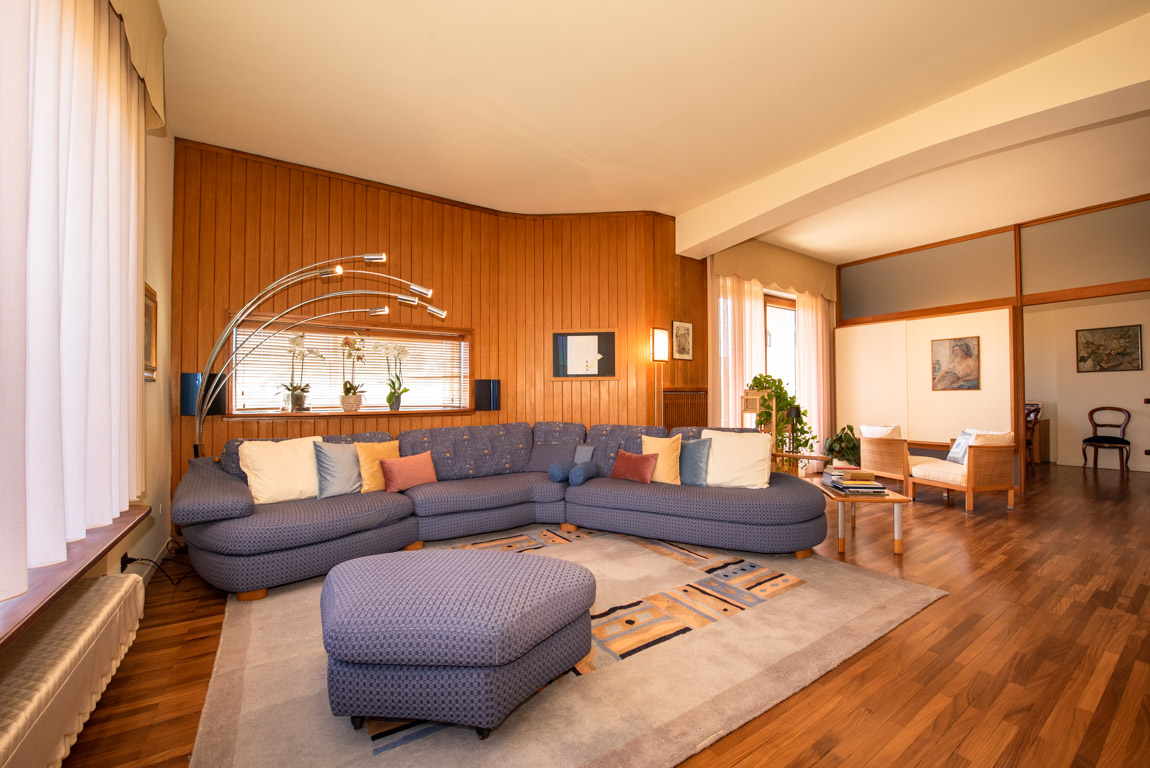 Varese, elegant top-floor apartment in Bosto with city view