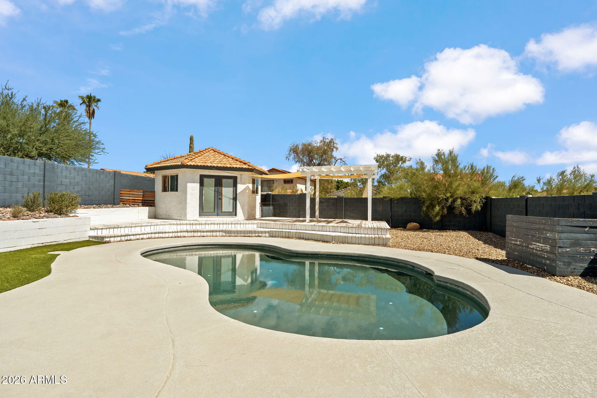 Private pool, mountain trails, refined living