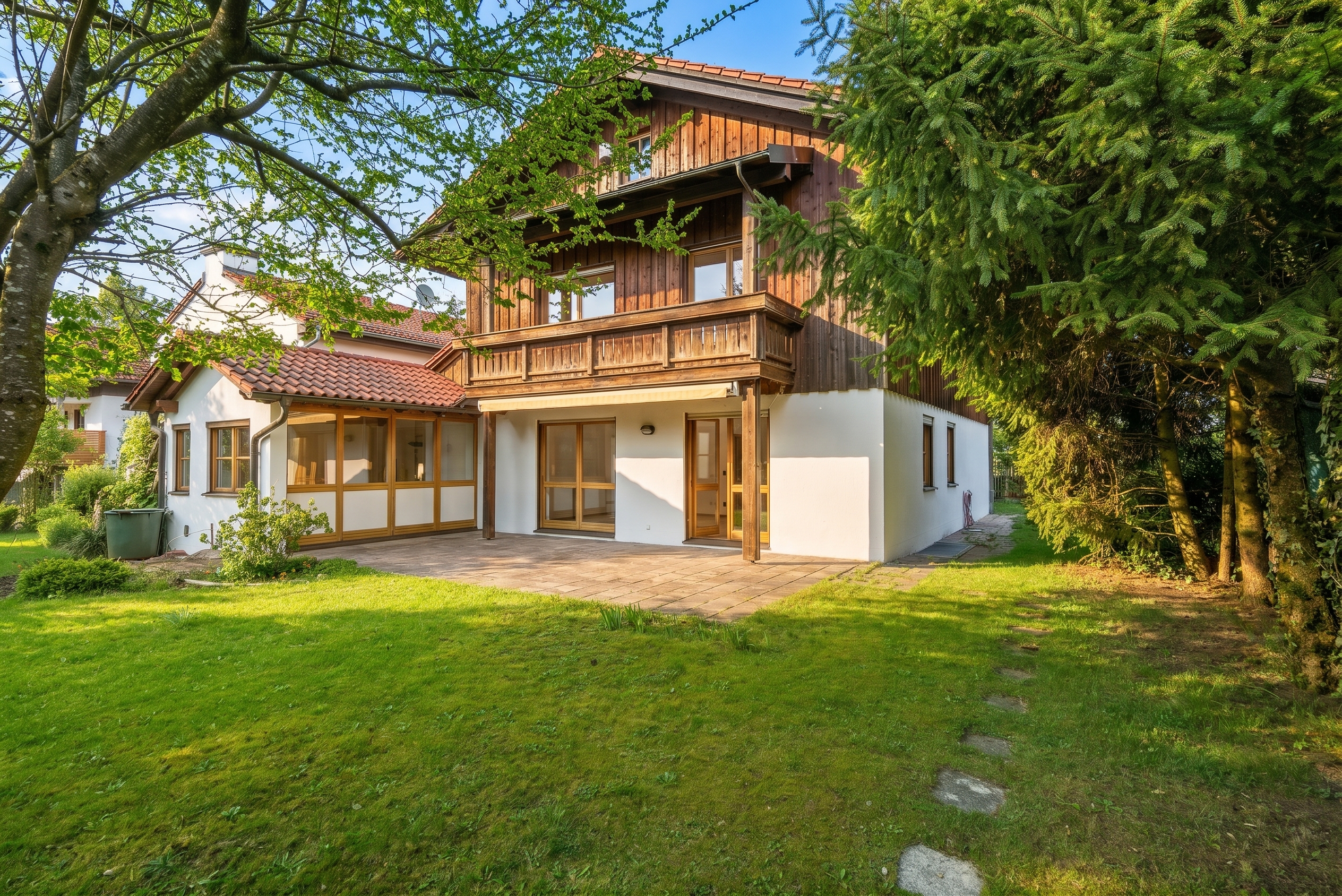 Geräumiges, freistehendes Einfamilien-Haus im Landhaus-Stil