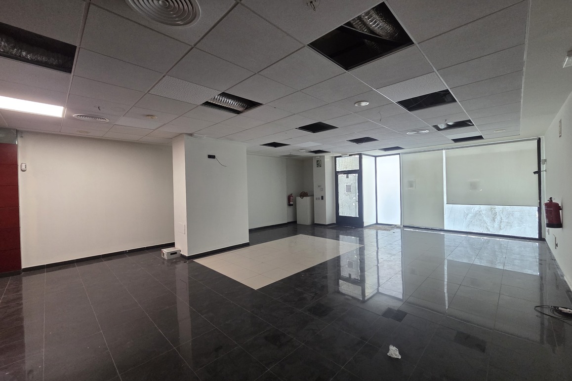 Gran oportunidad: Amplio local comercial en la Playa de Levante, Benidorm
