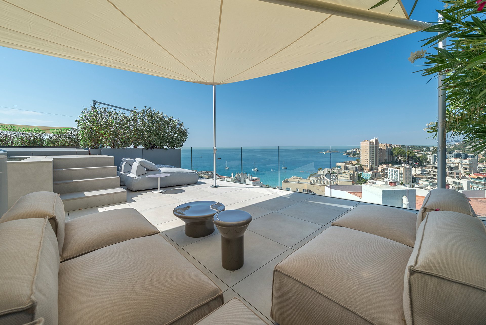High-quality new-build penthouse with fantastic sea views and private roof terrace with pool