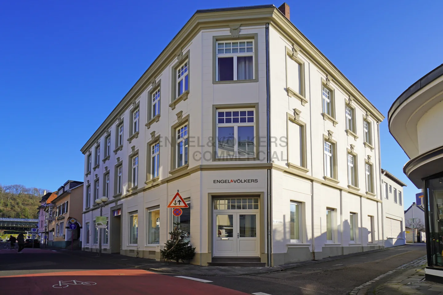 Historisches Wohn- und Geschäftshaus
bonitätsstarke Mieter + Ausbaugenehmigungen