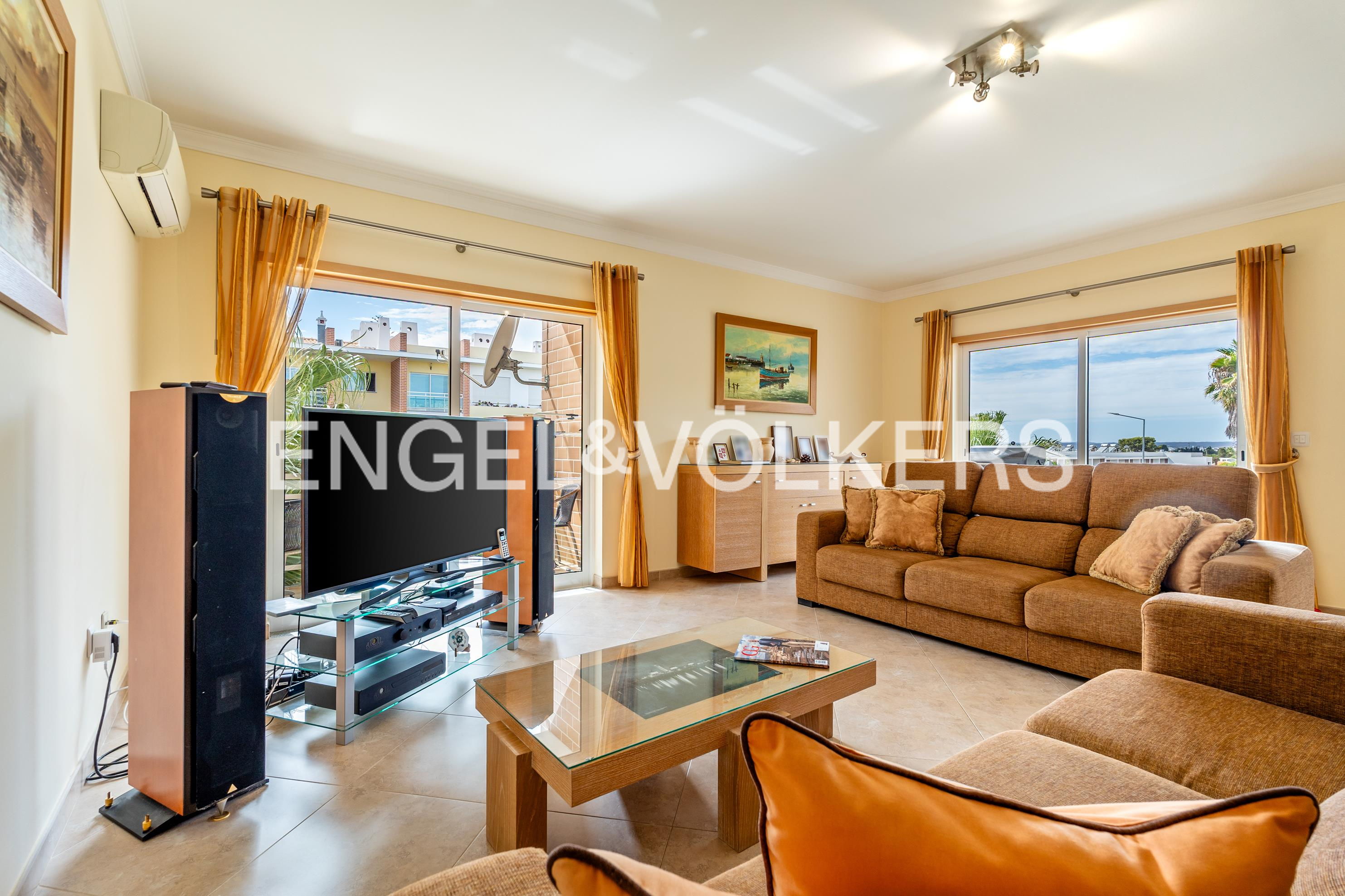 Luxurious 4-bedroom apartment with pool and 4 balconies – a gem near the picturesque fishing village of Alvor
