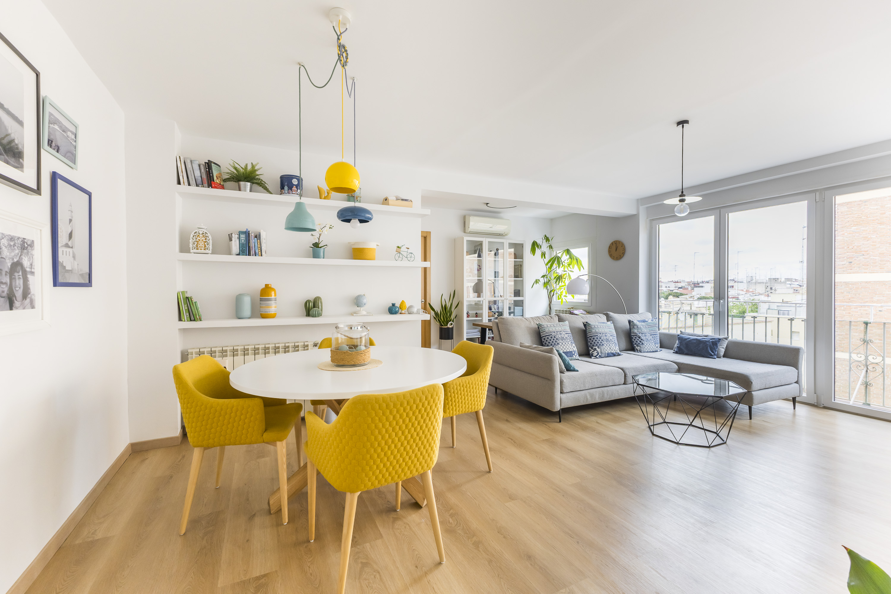 A flat with windows on all sides, featuring a spacious living room with a large window in Chamartin