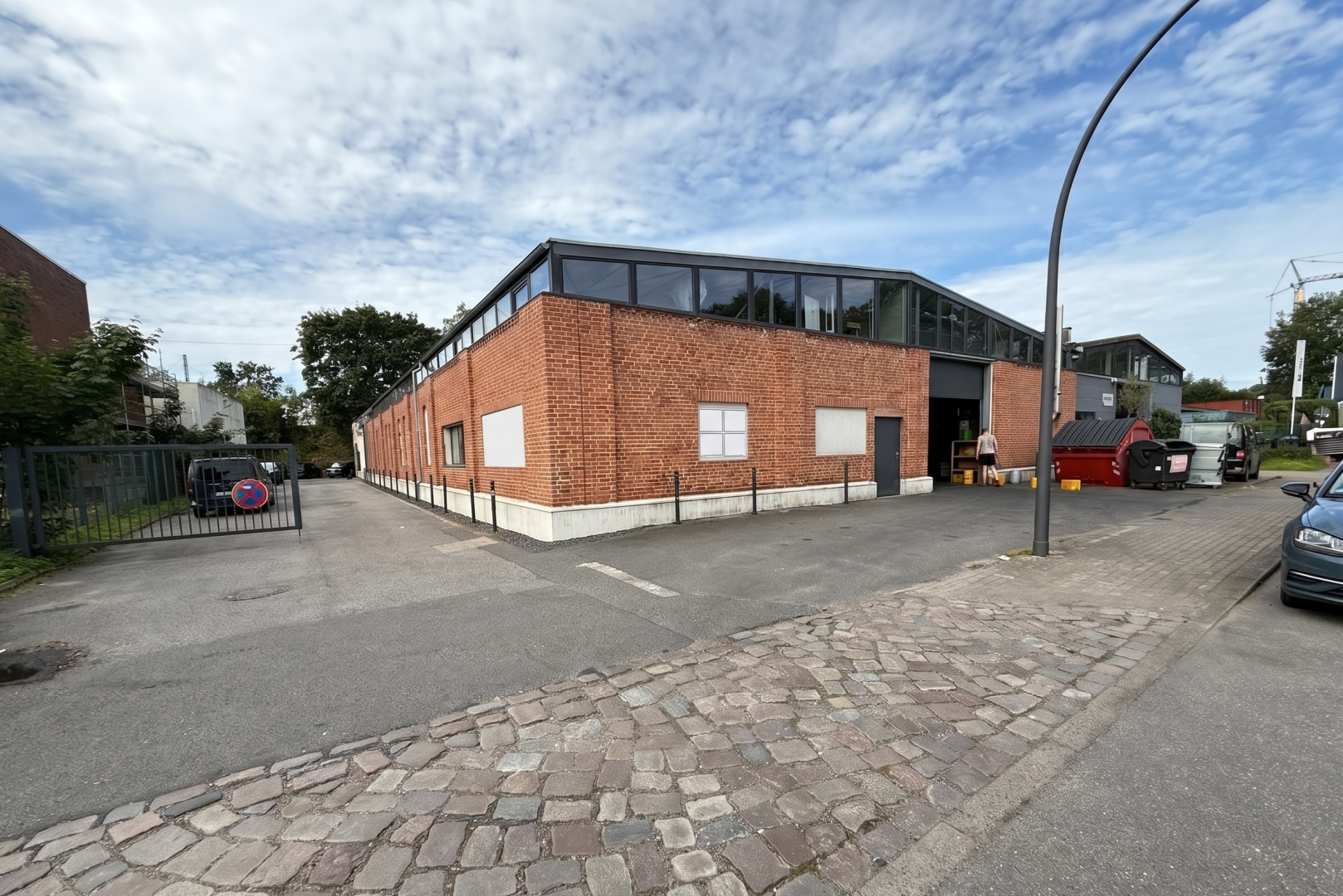 Ebenerdige Hallenfläche mit Büro