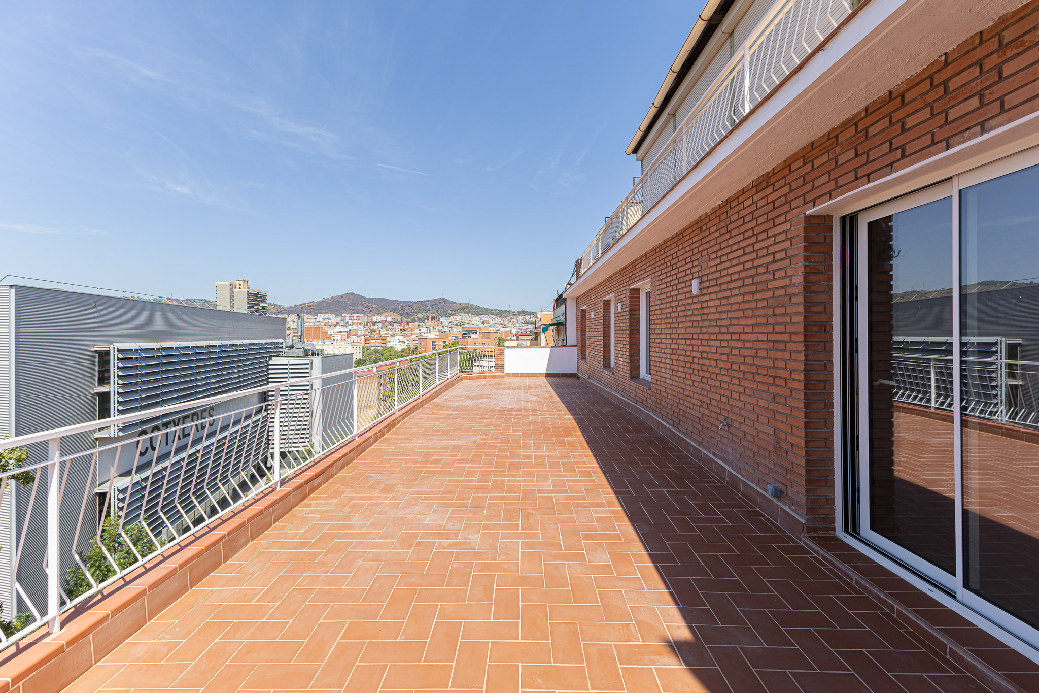 Living high: high-quality renovated penthouse with a large sunny terrace