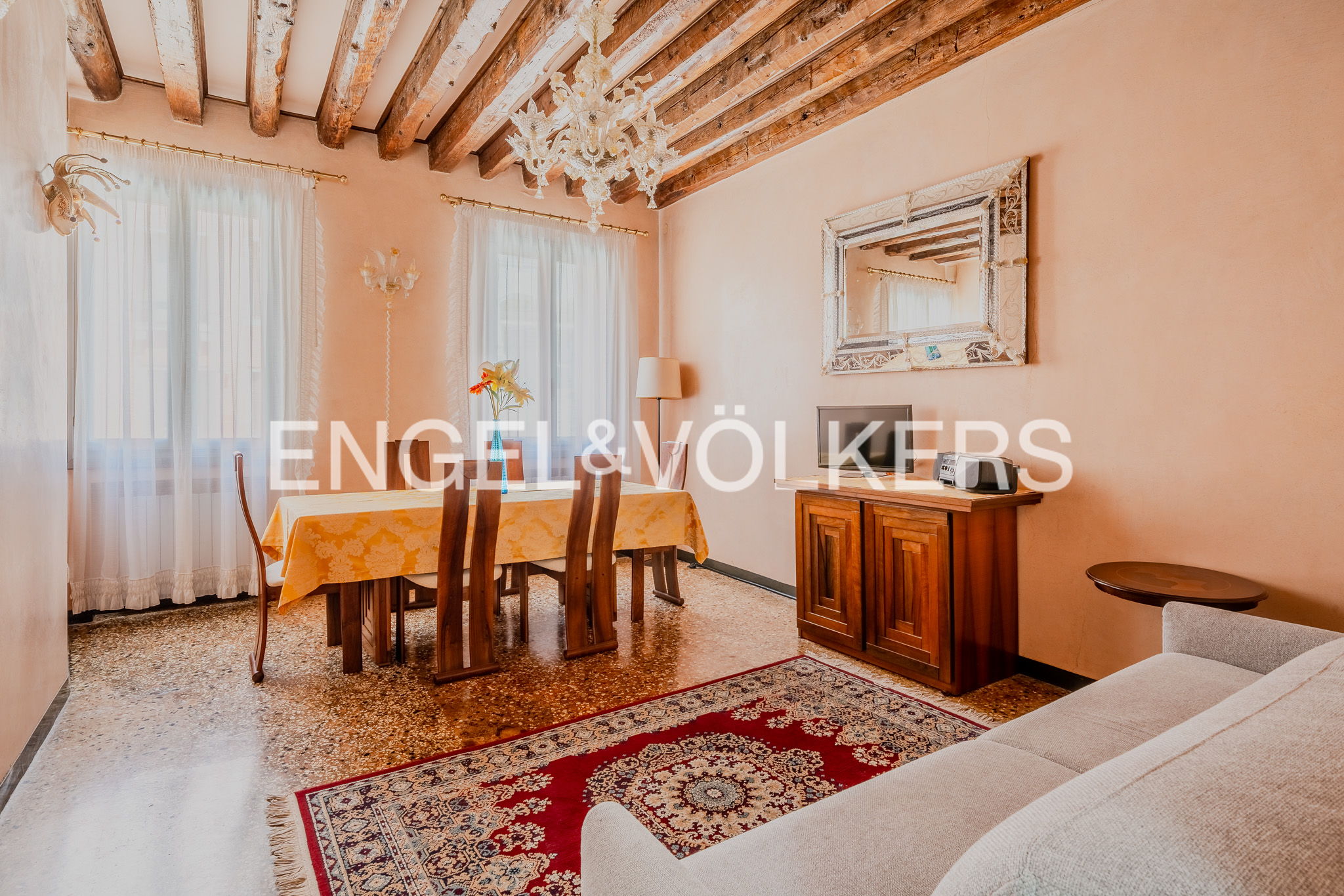Elegant and refined apartment in the Frari area