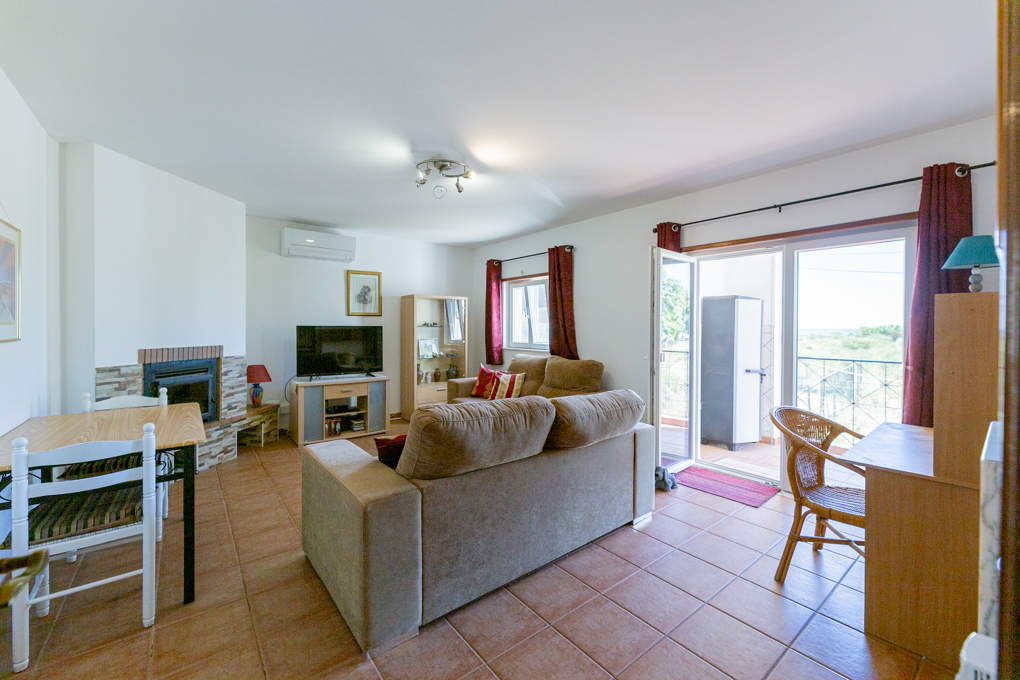 2-Bedroom Beach Apartment with Sea Views in Praia da Lota