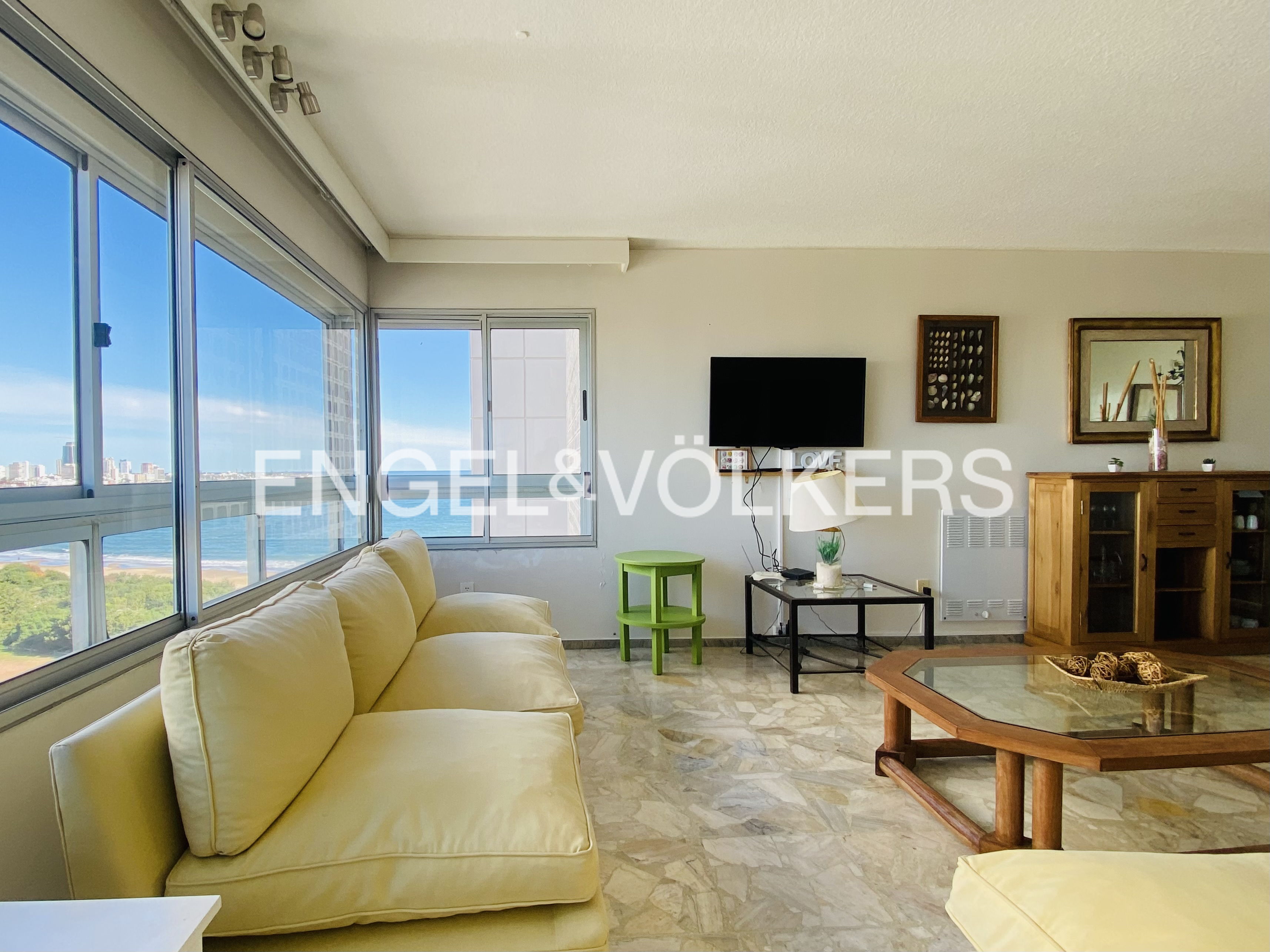 Renewed elegance facing Playa Mansa