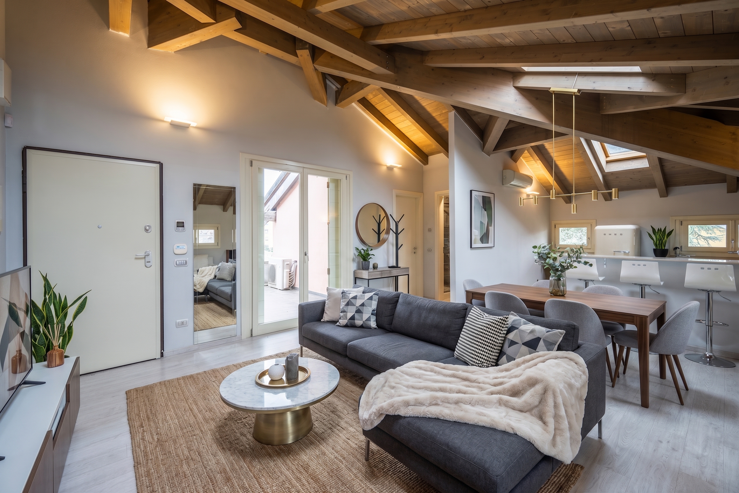 An attic to live in, with modern comfort and centrality