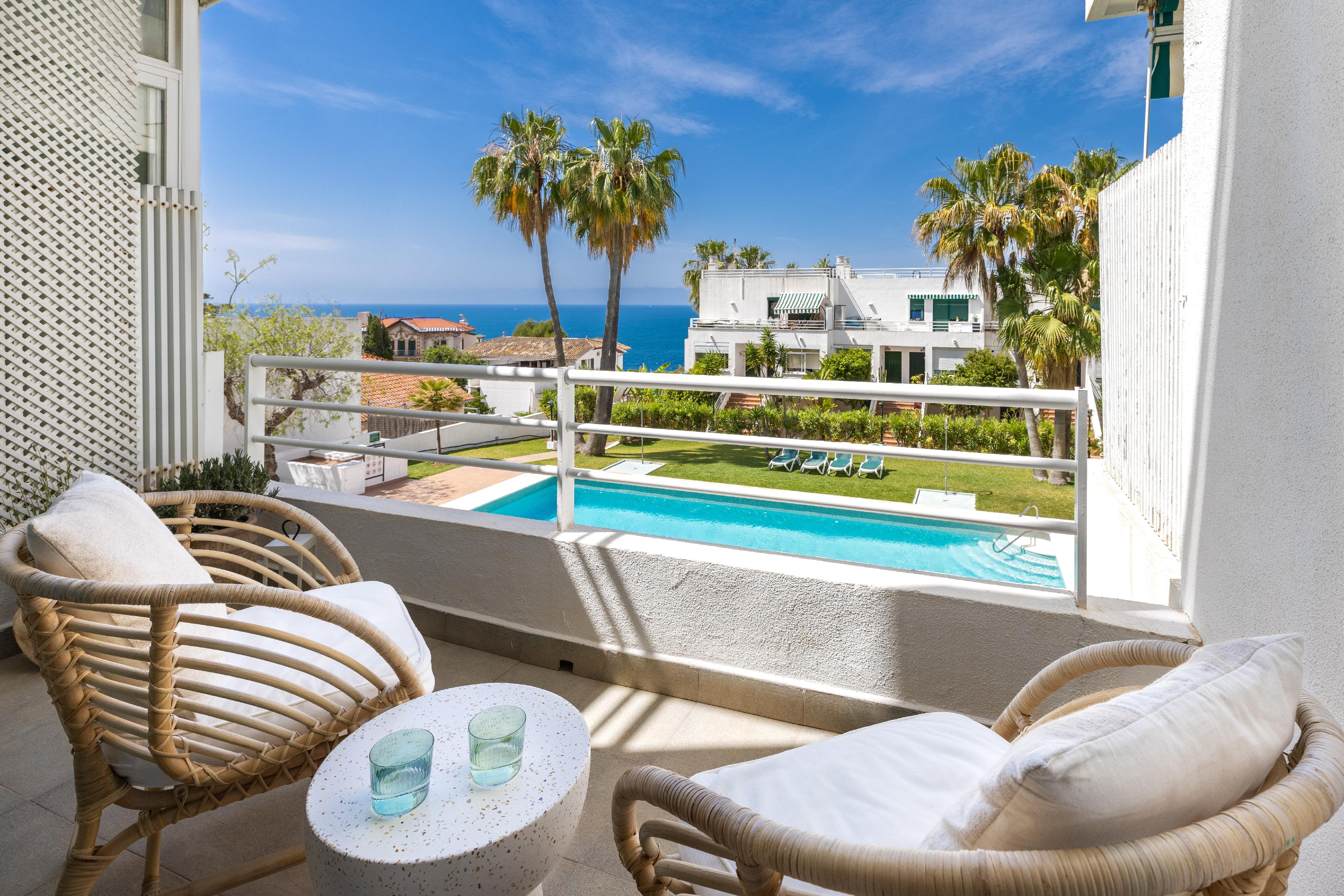 Mid. October- End of April 27 Luminous renovated 3 Bedroom Duplex with stunning Seaviews