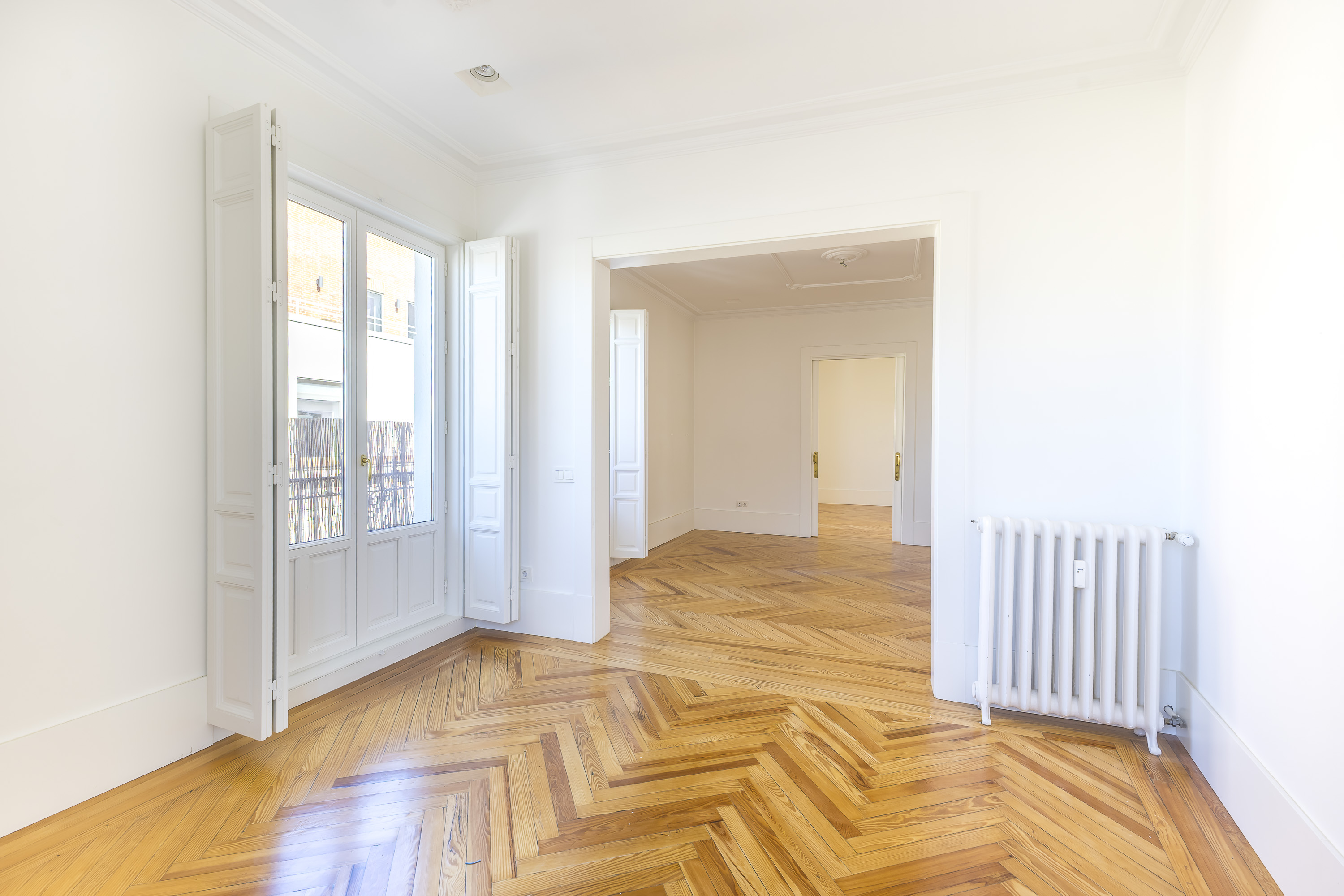 Light, spaciousness and elegance in a stately home beside Parque del Oeste – Unfurnished