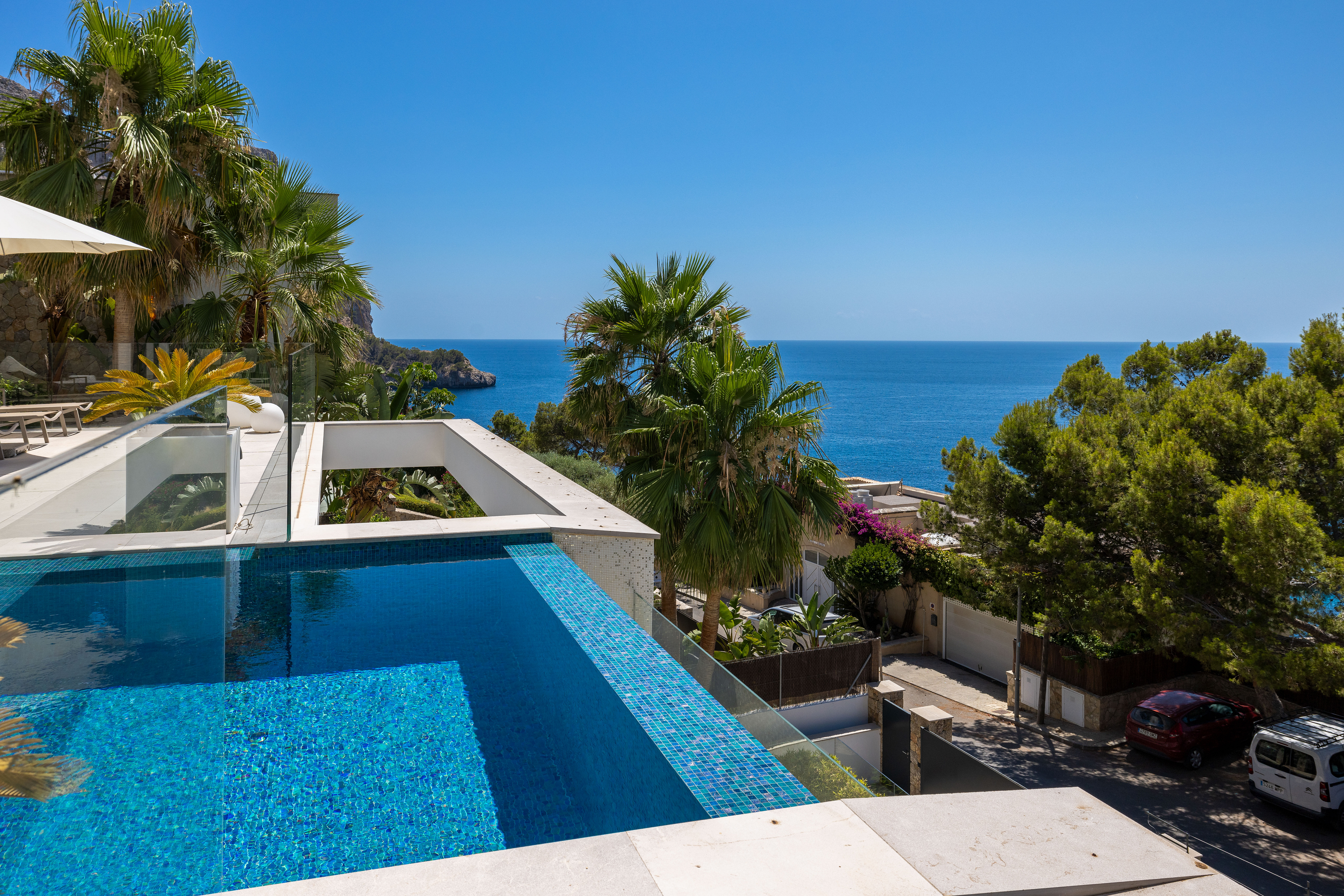 Luxusvilla in zweiter Meereslinie mit Infinity-Pool und spektakulärem Meerblick