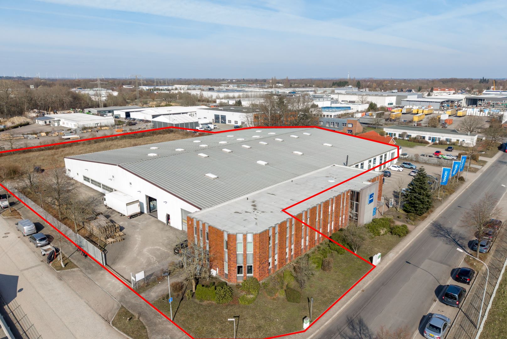 4.250 m² Stützenfreie Warmhalle mit Büro, Stellplätzen und Abstellflächen