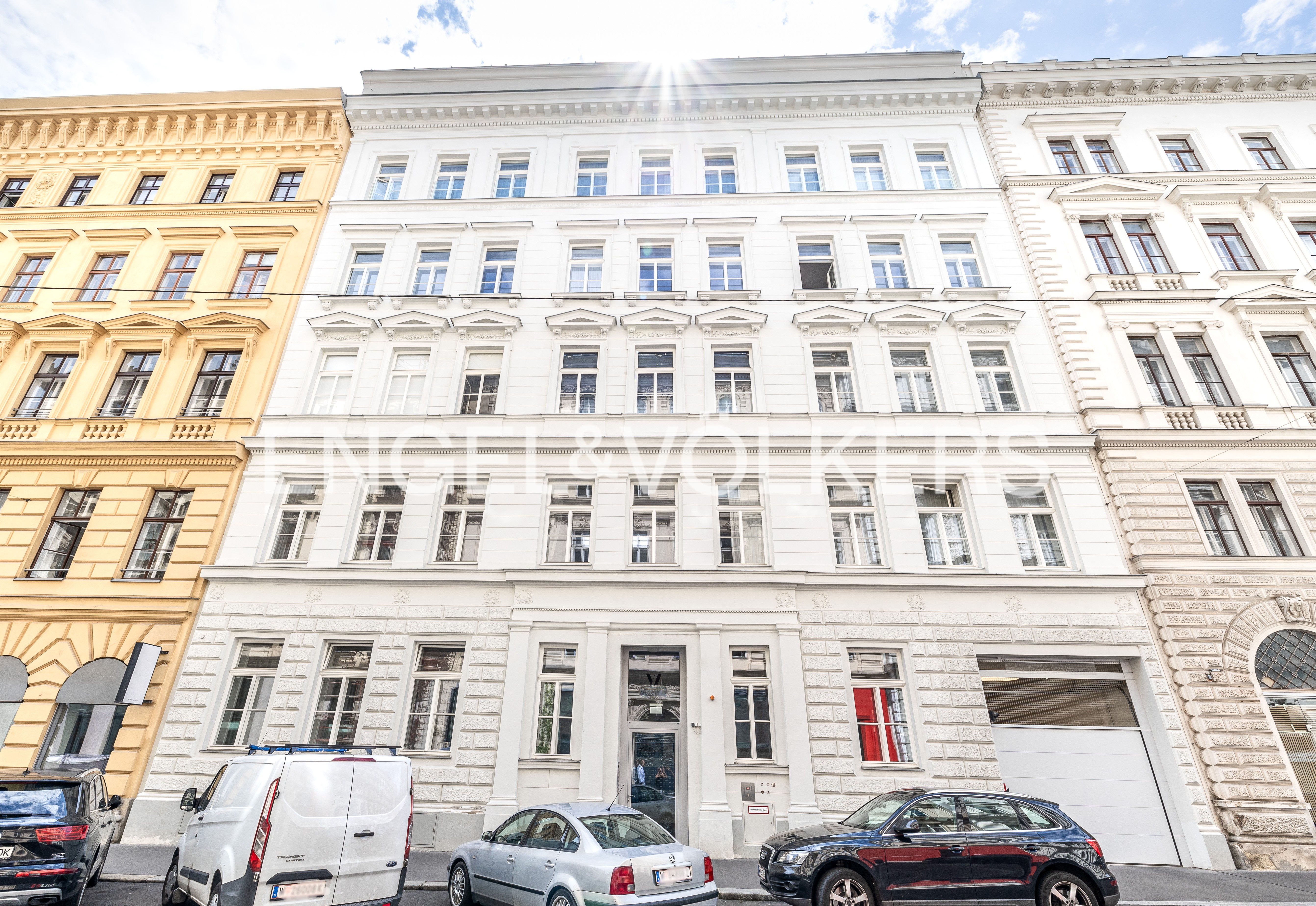 Luxurious apartment in prime location: Exquisite living in a revitalized turn-of-the-century building