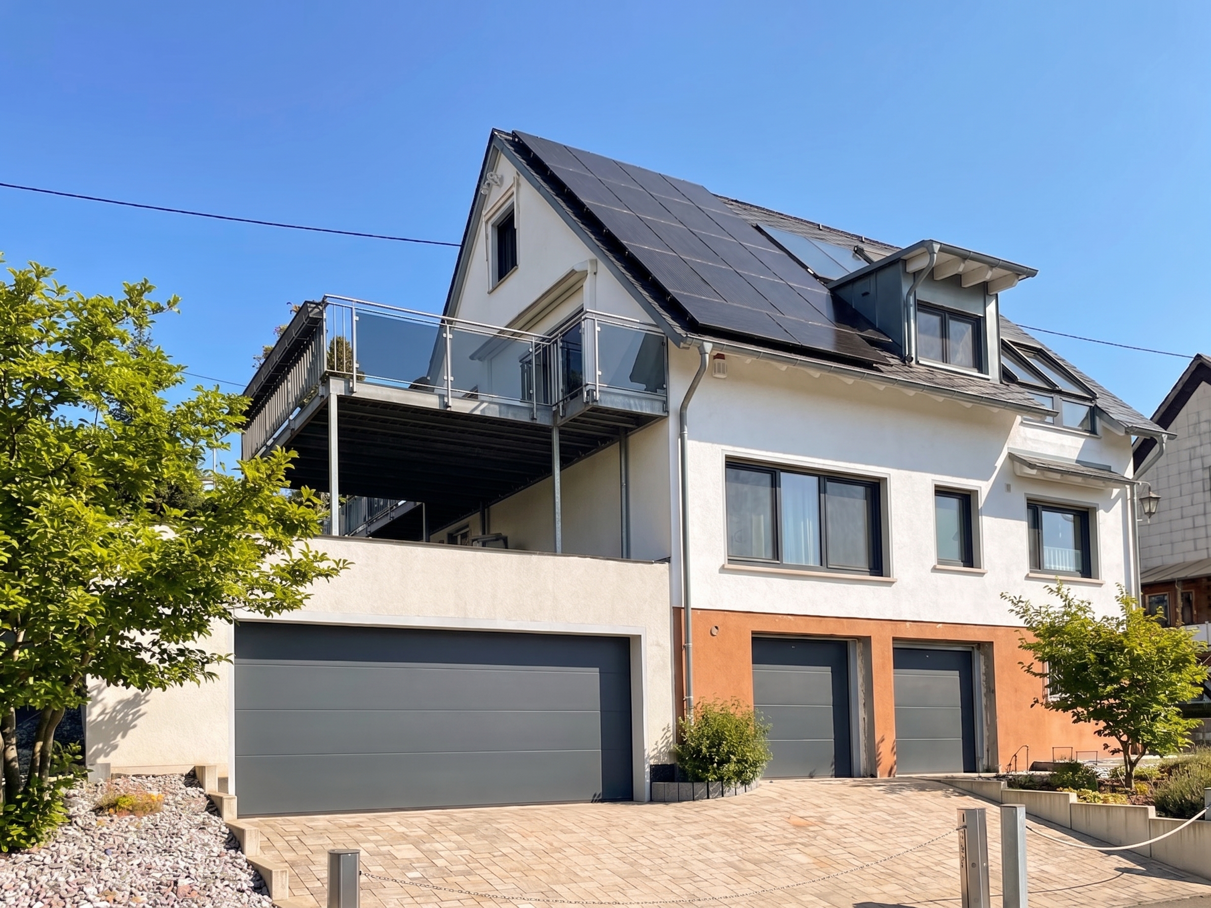 Geräumiges Wohnhaus mit PV-Anlage in beliebter Lage [AI-modified]