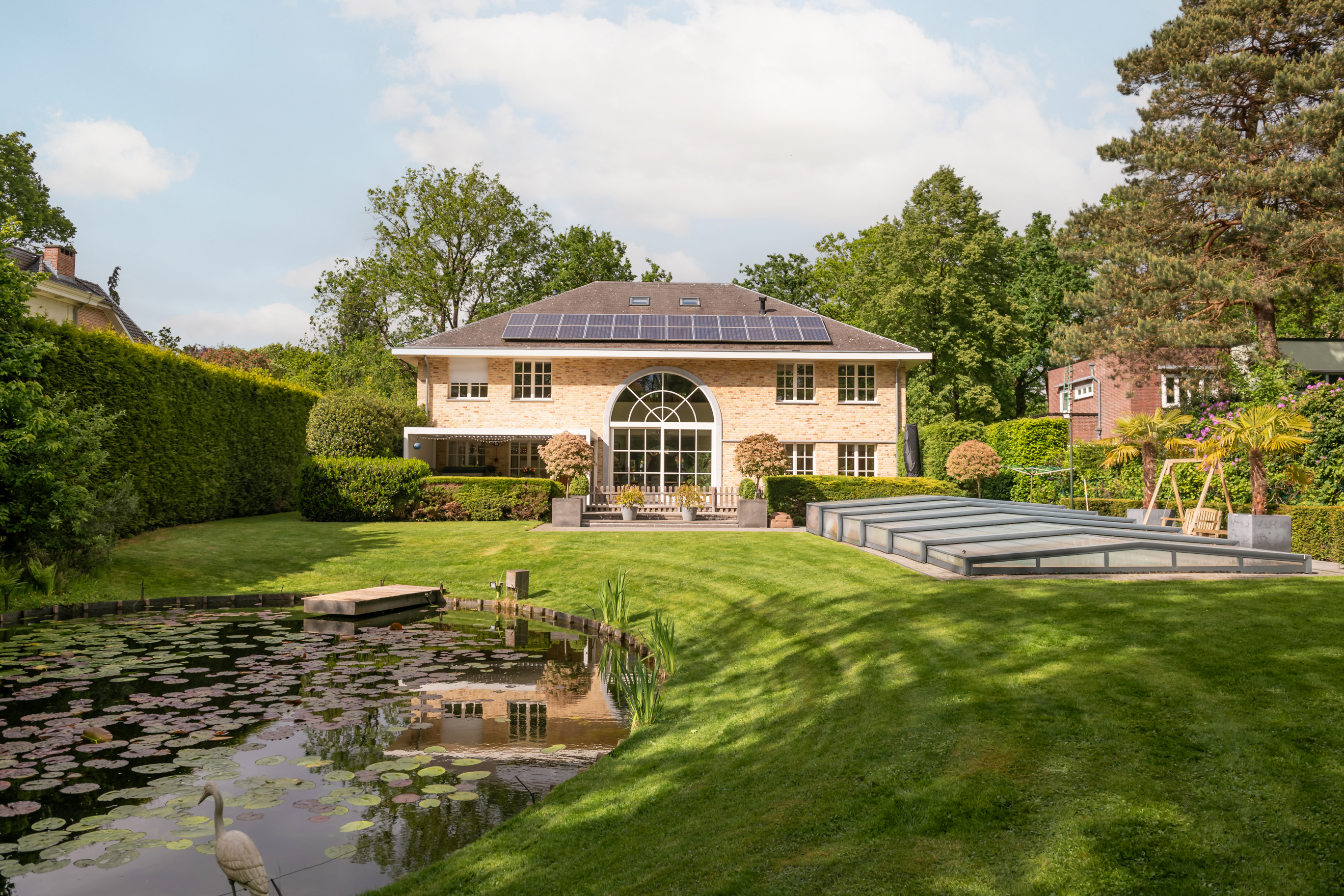 Lichte en ruime villa met 6 garages op een toplocatie nabij het centrum van Heide.