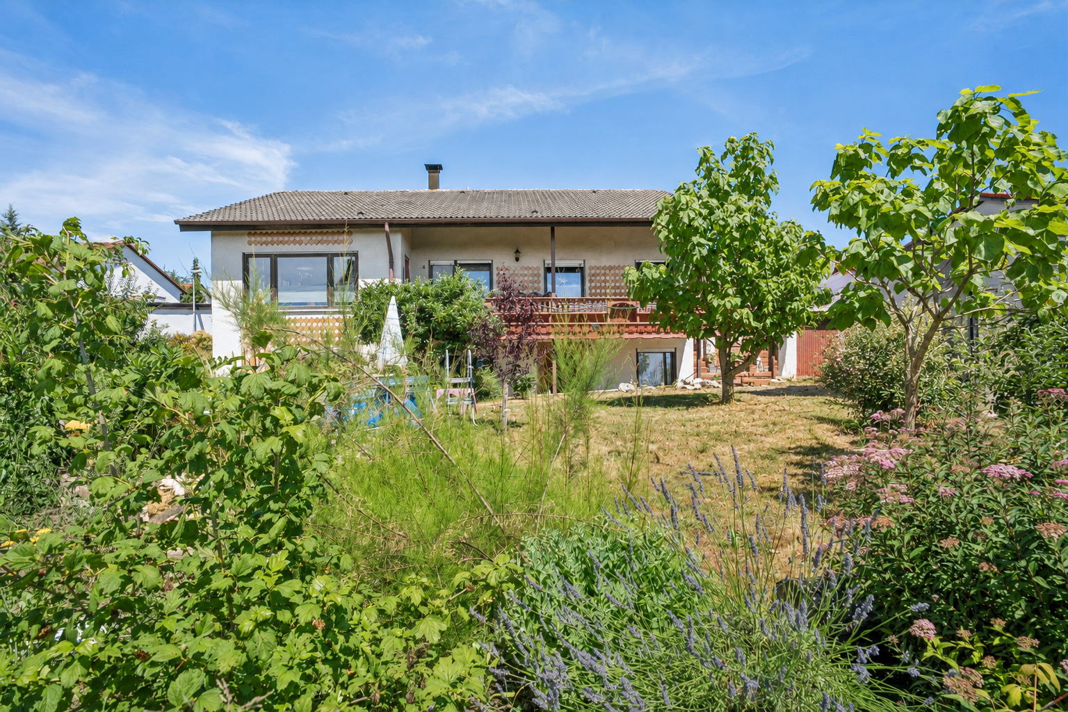 Freistehendes Einfamilienhaus mit Einliegerwohnung und großem Grundstück in Nattheim