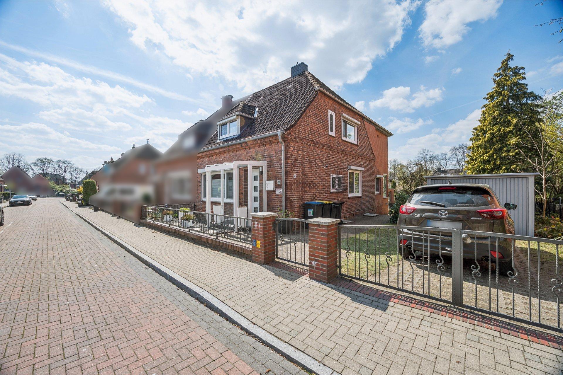 Moderne Doppelhaushälfte mit Gartenparadies hinter charmanter Fassade