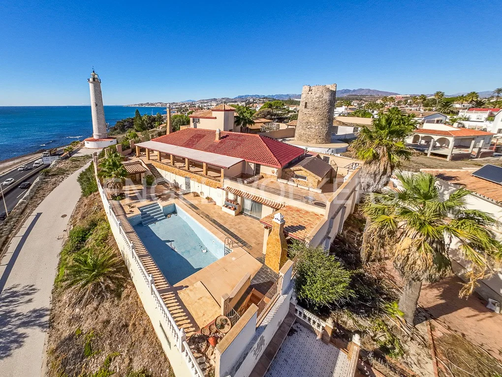 Impressive Villa in reform with the best location in the area.