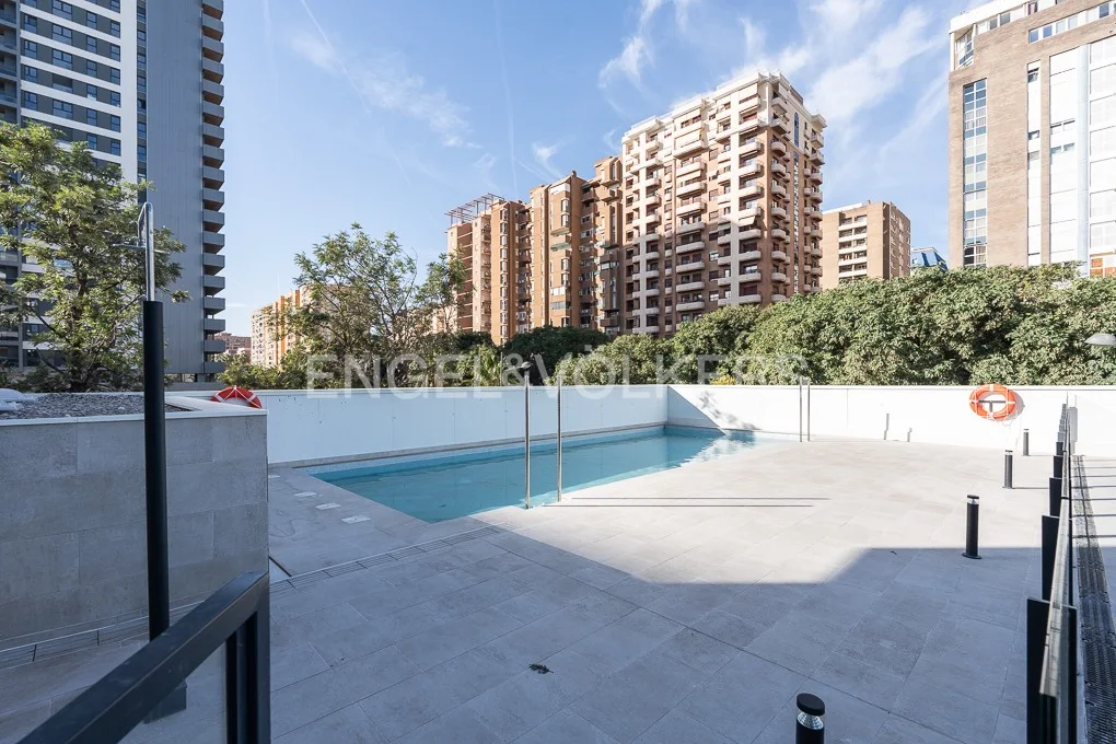 Bright brand new flat with pool, garage and balcony