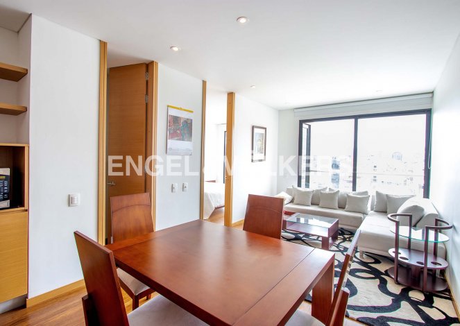 Moderno apartamento con balcón para venta en Chicó