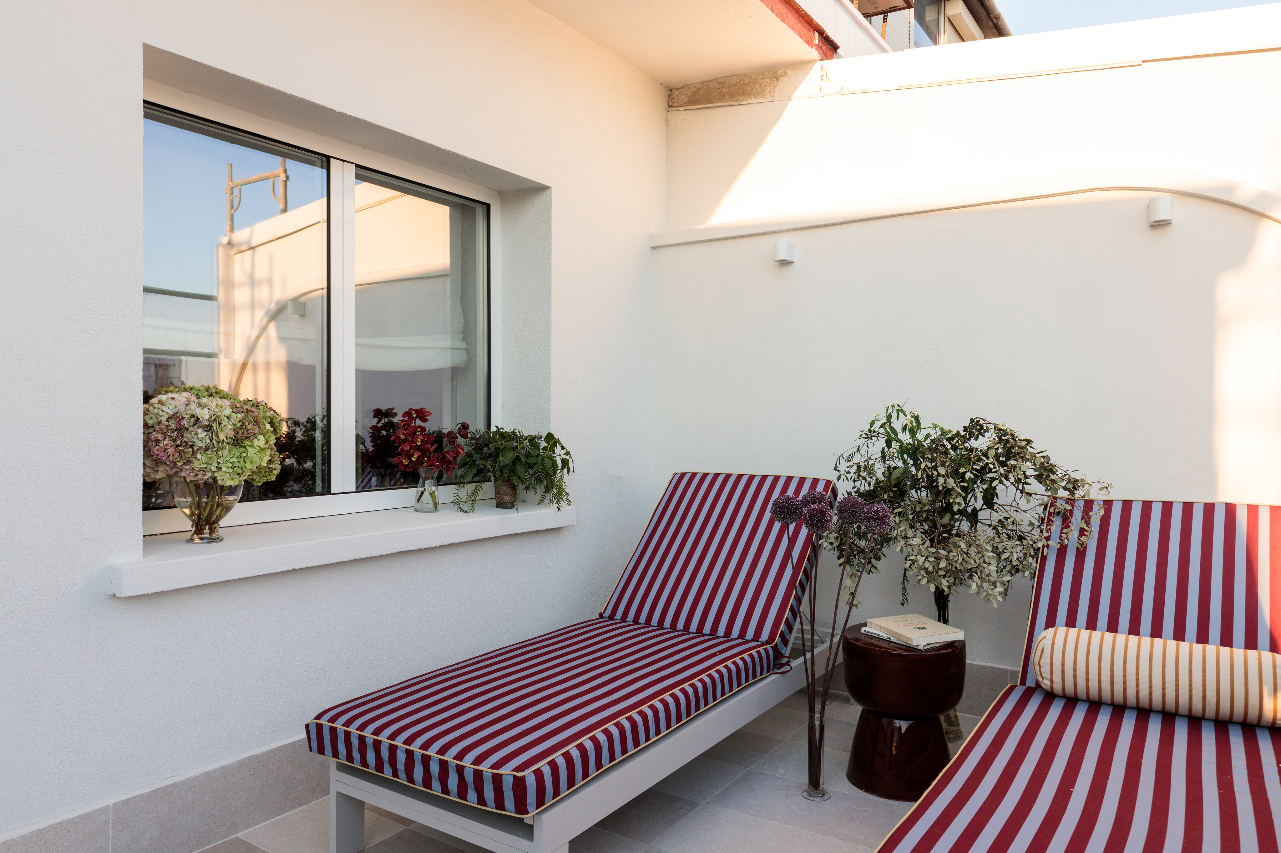 Spectacular renovated penthouse with a south-facing terrace in the heart of Goya Street