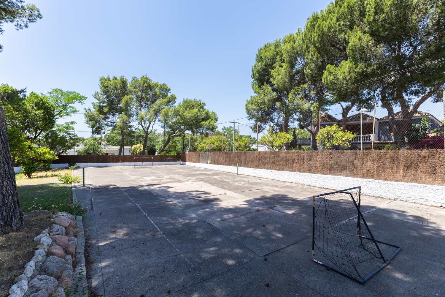 Rectangular plot near downtown La Cañada