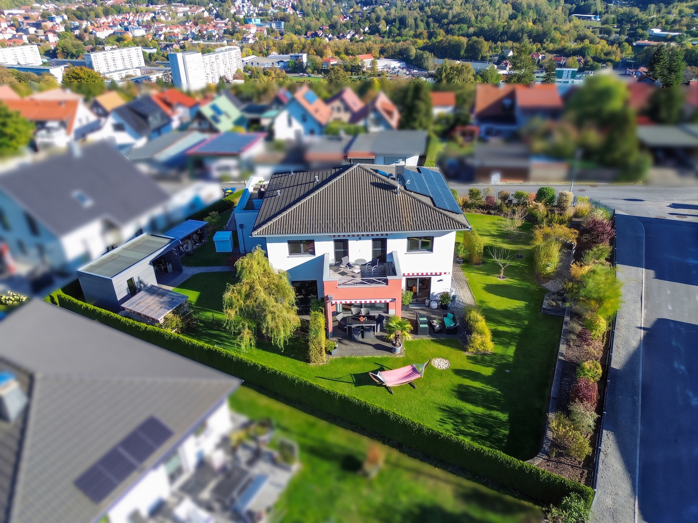 Wohnen mit Weitblick – Exklusive Stadtvilla in Suhl [AI-modified]